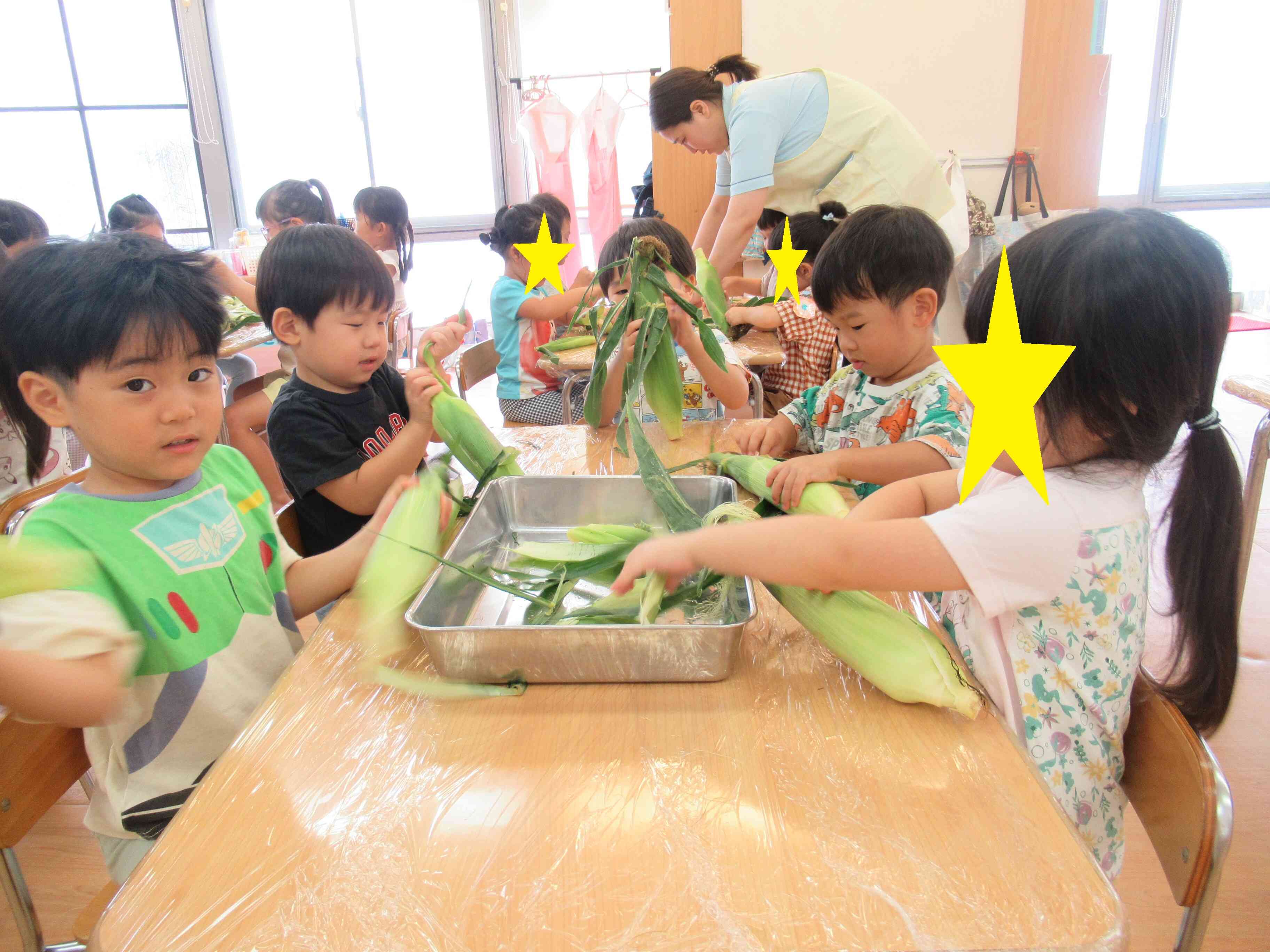 ３歳児も頑張って剥いてます