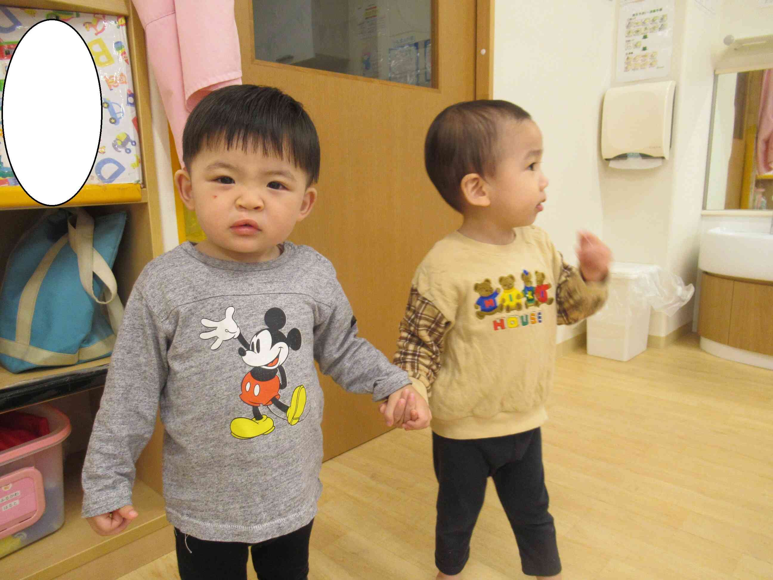 手をつないで仲良しです
