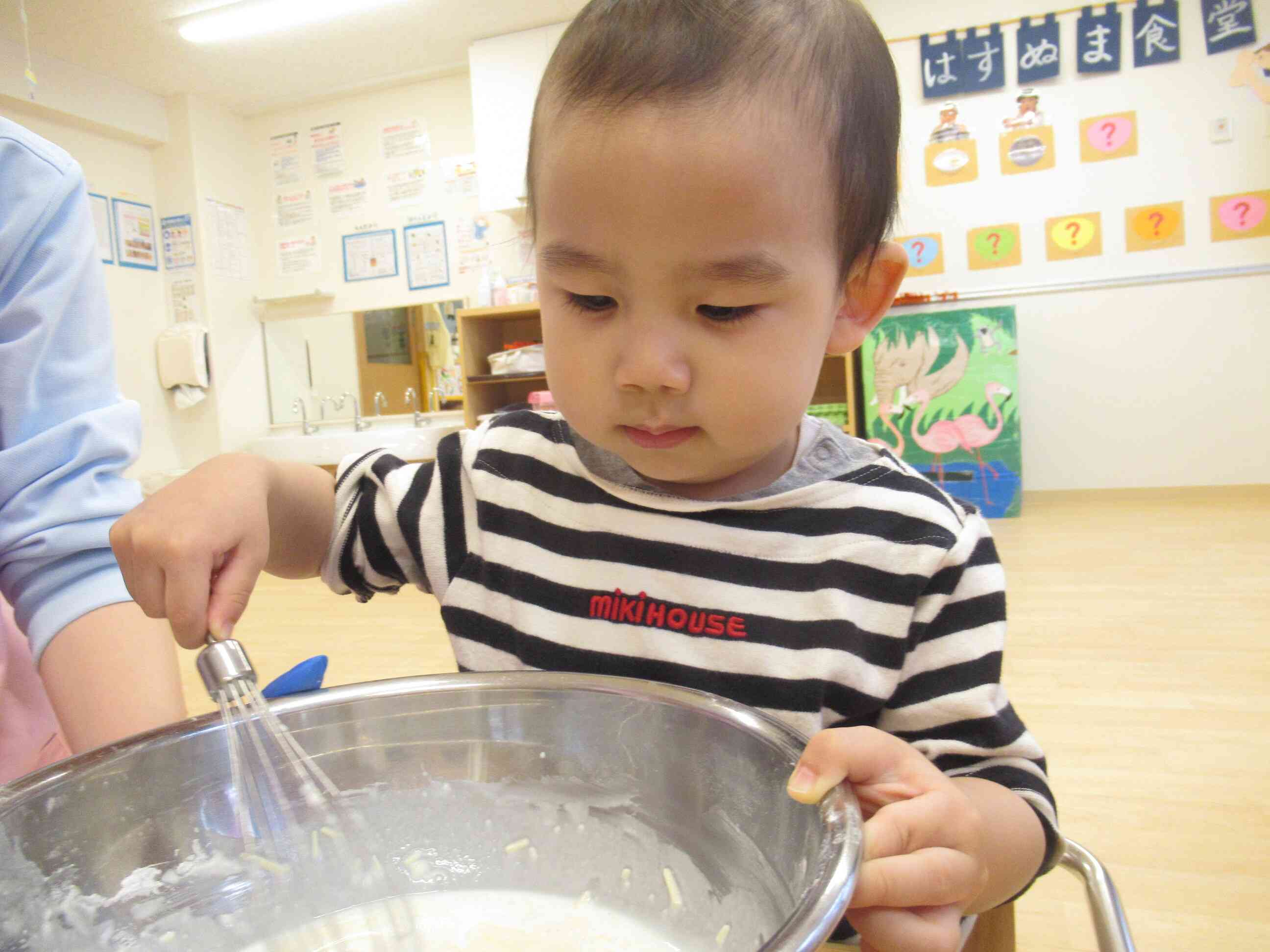 混ぜるのがとっても上手な1歳児のお友だちです。