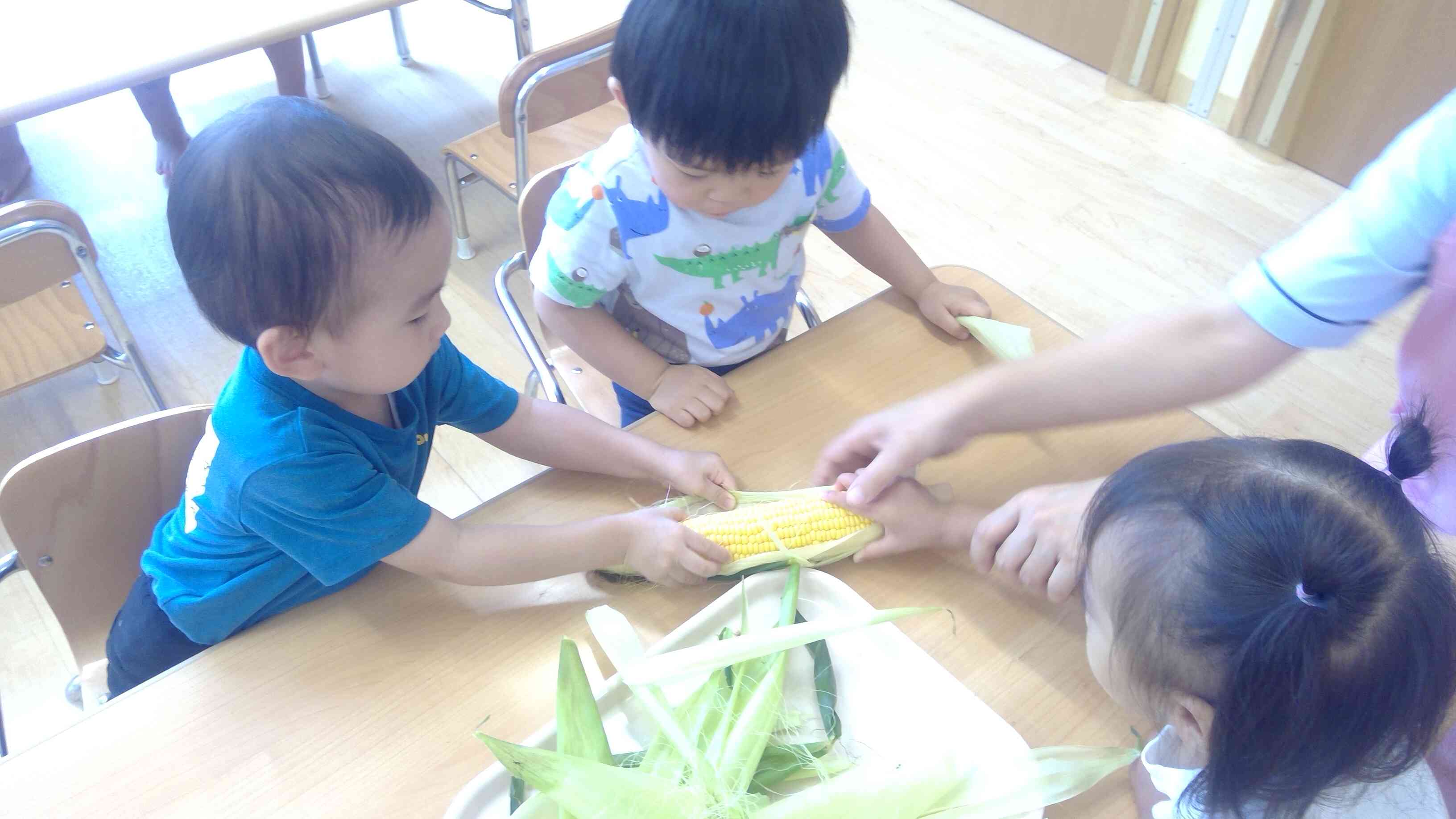 とうもろこしの皮むきをしたよ