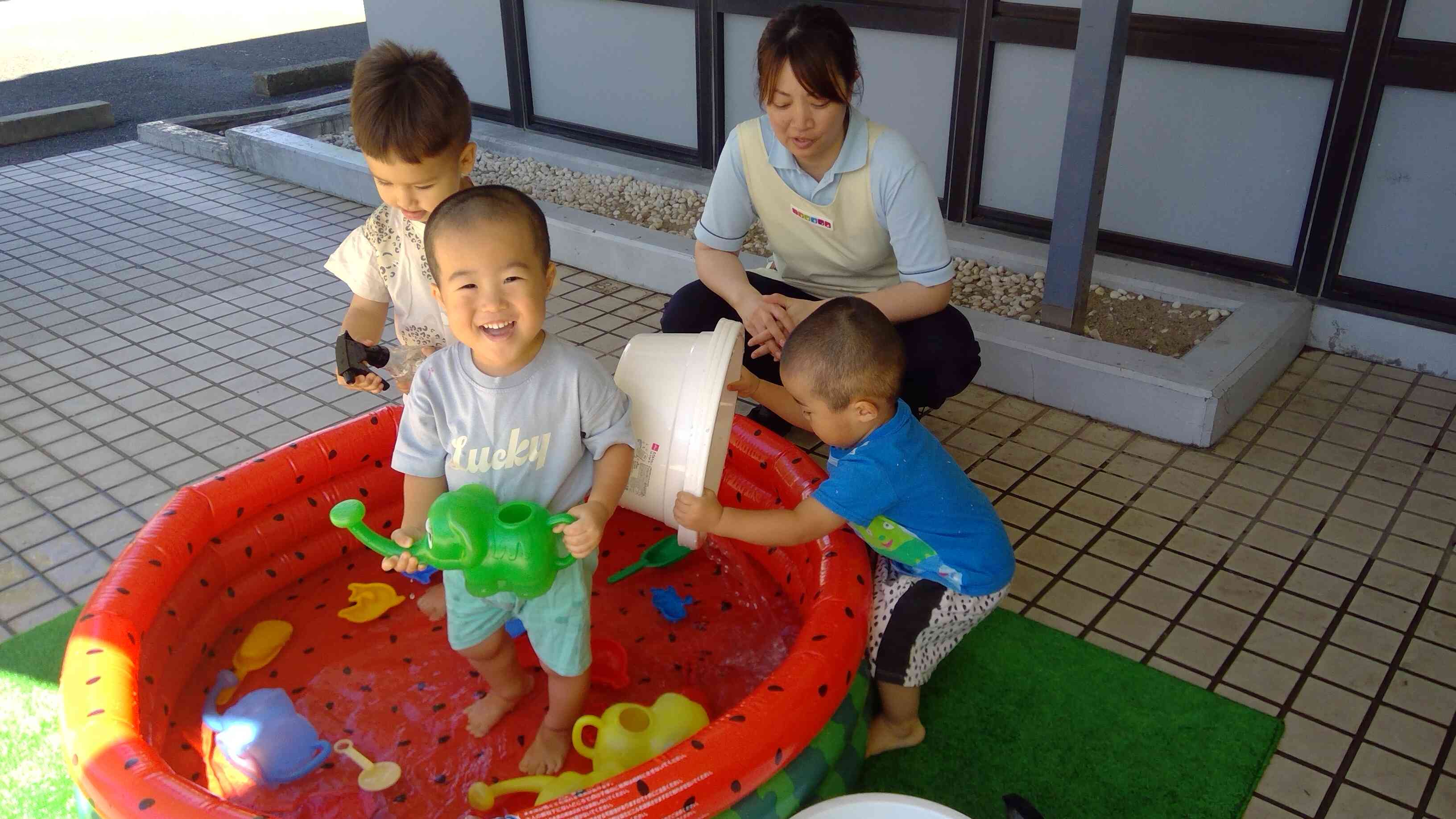 お水かけちゃうぞー。