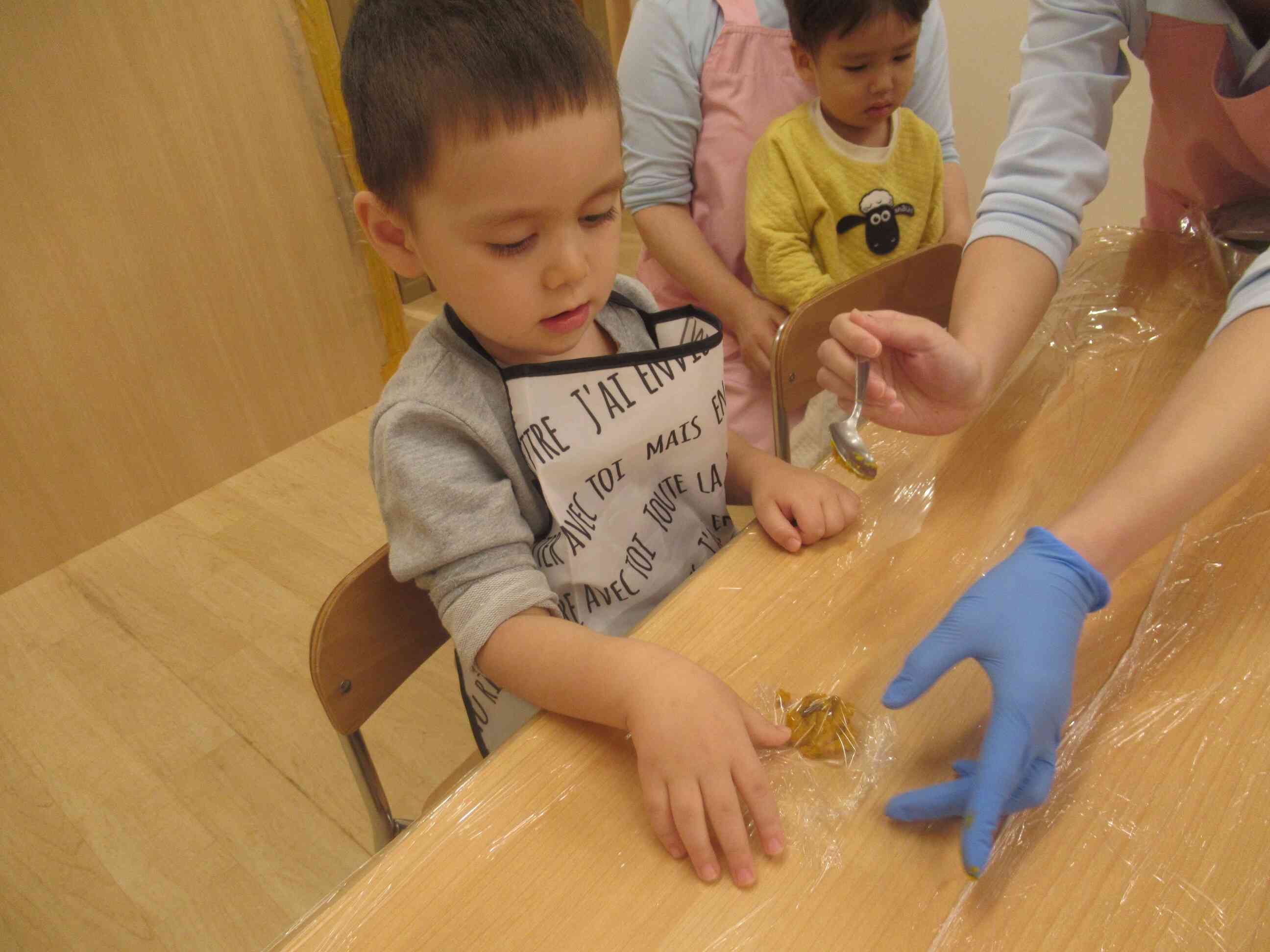 こねこねまるまるします。