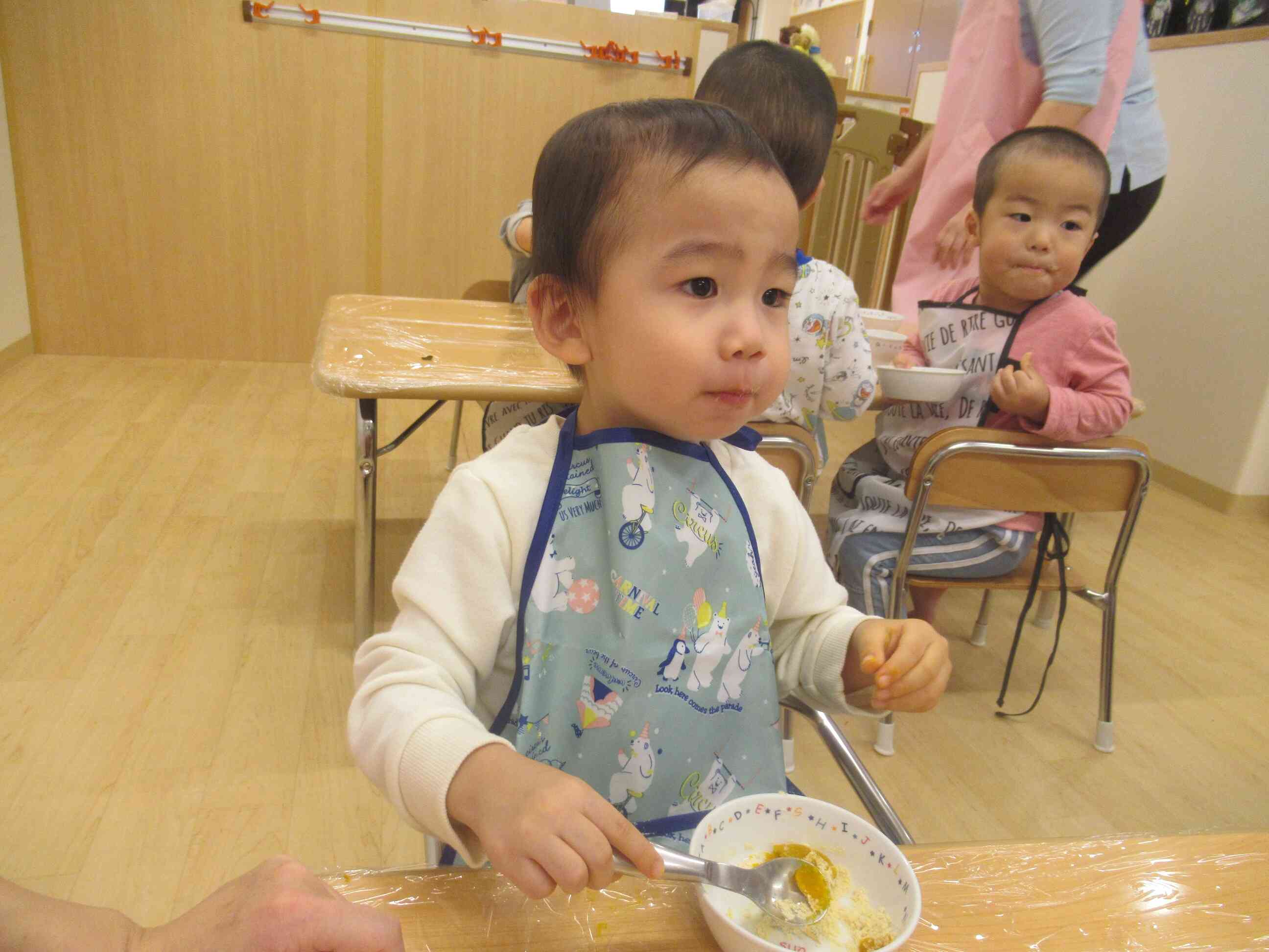 ぼくの作ったお団子おいしいね～。