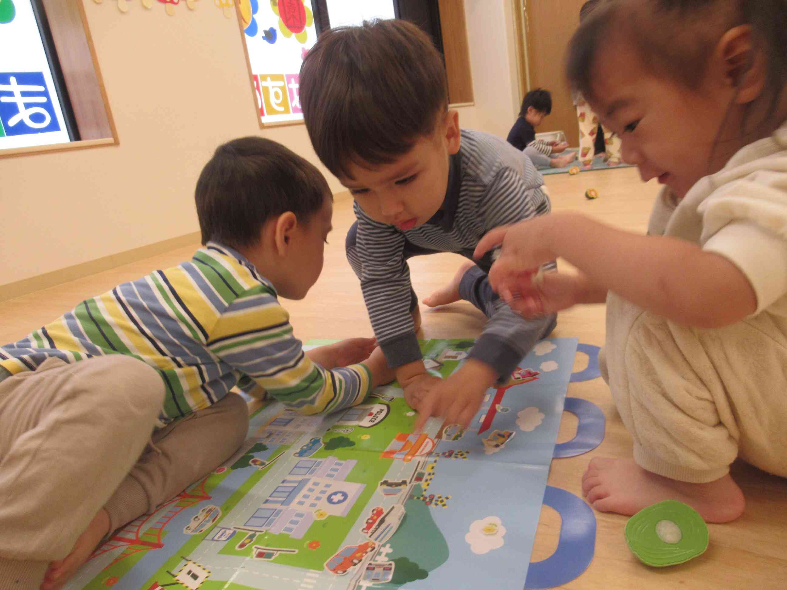 隣でははたらくくるまが走ります