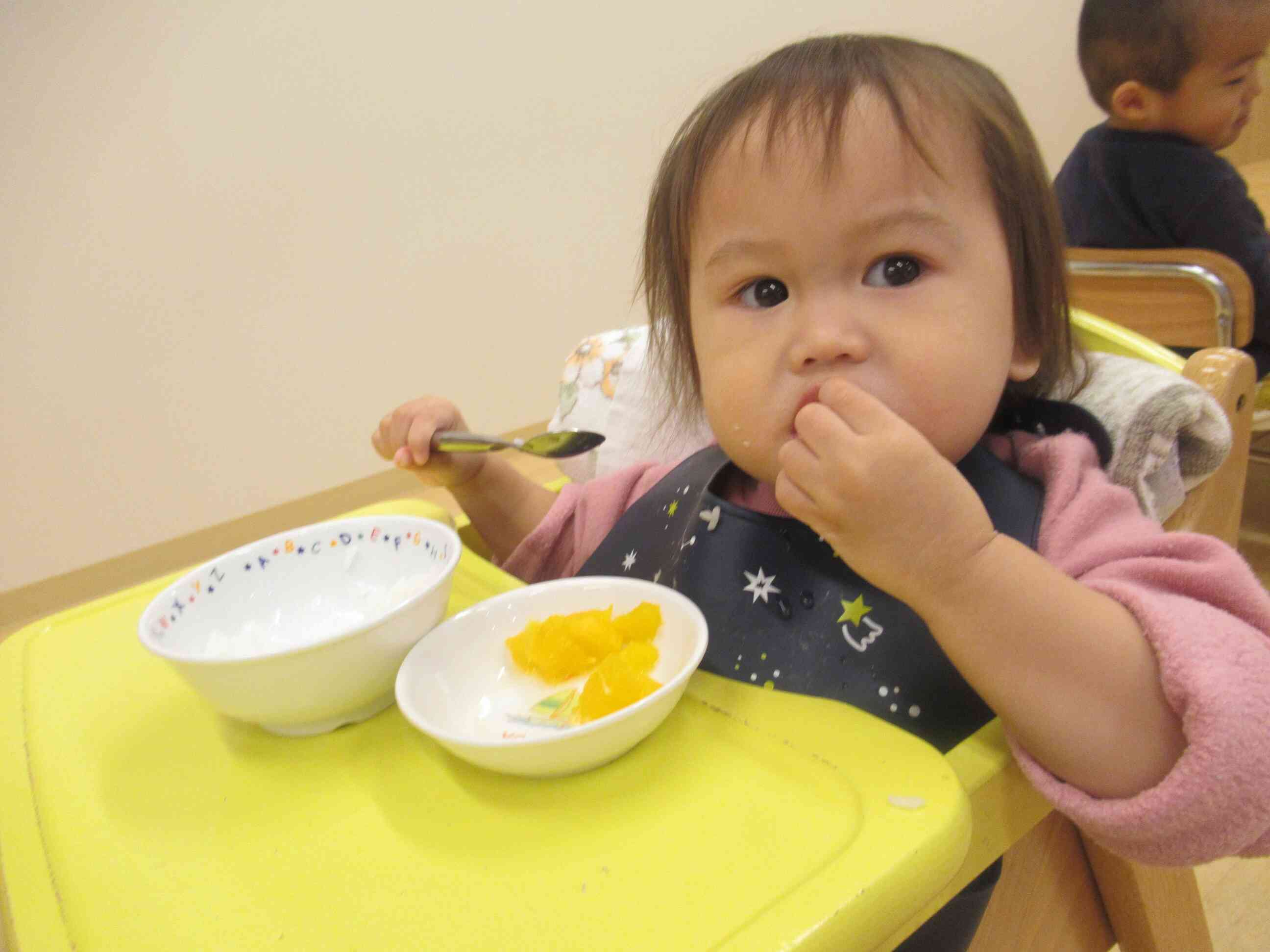 上手にスプーンを使って食べています