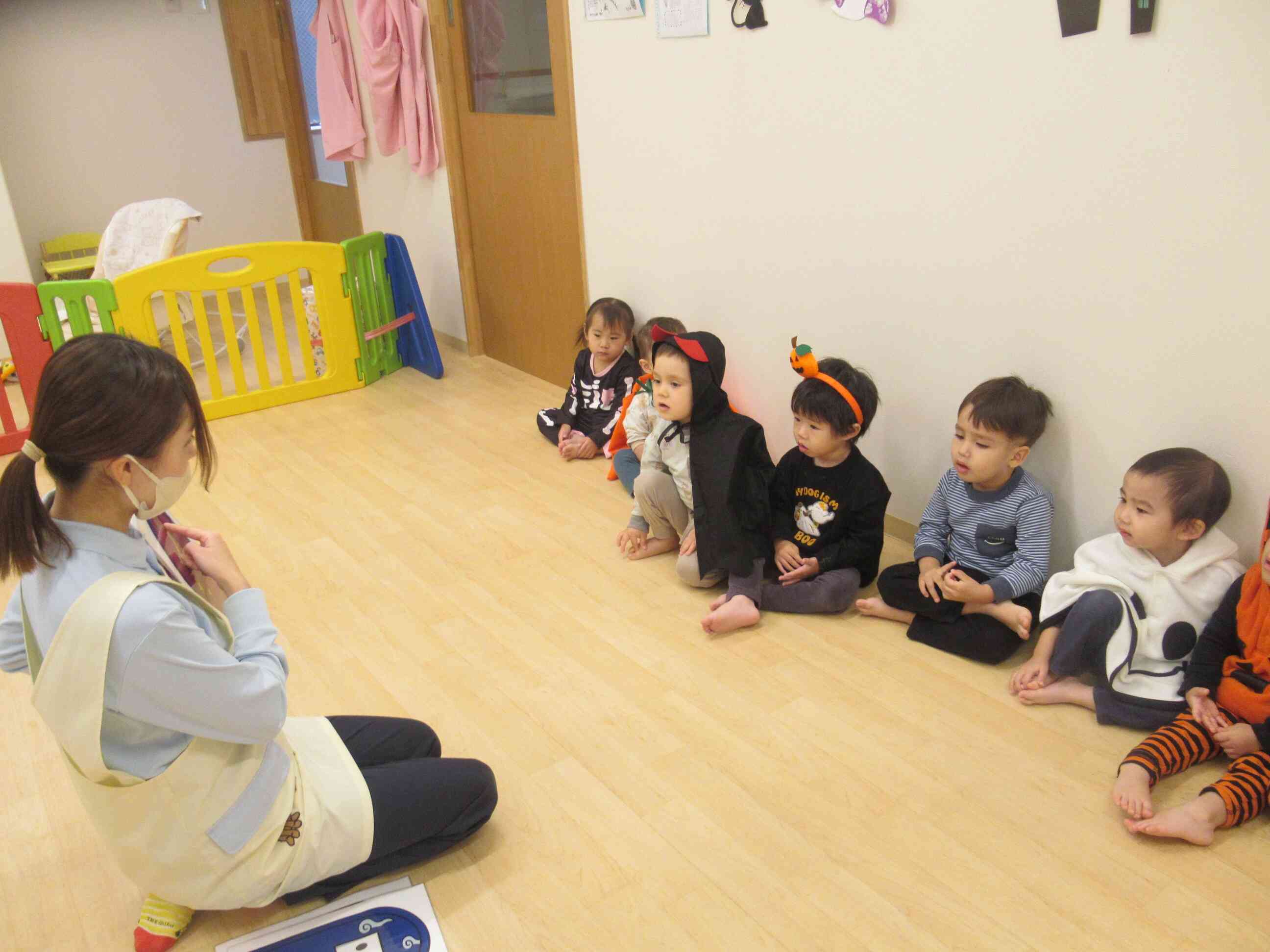 ハロウィンの絵本と絵カードを見たよ。