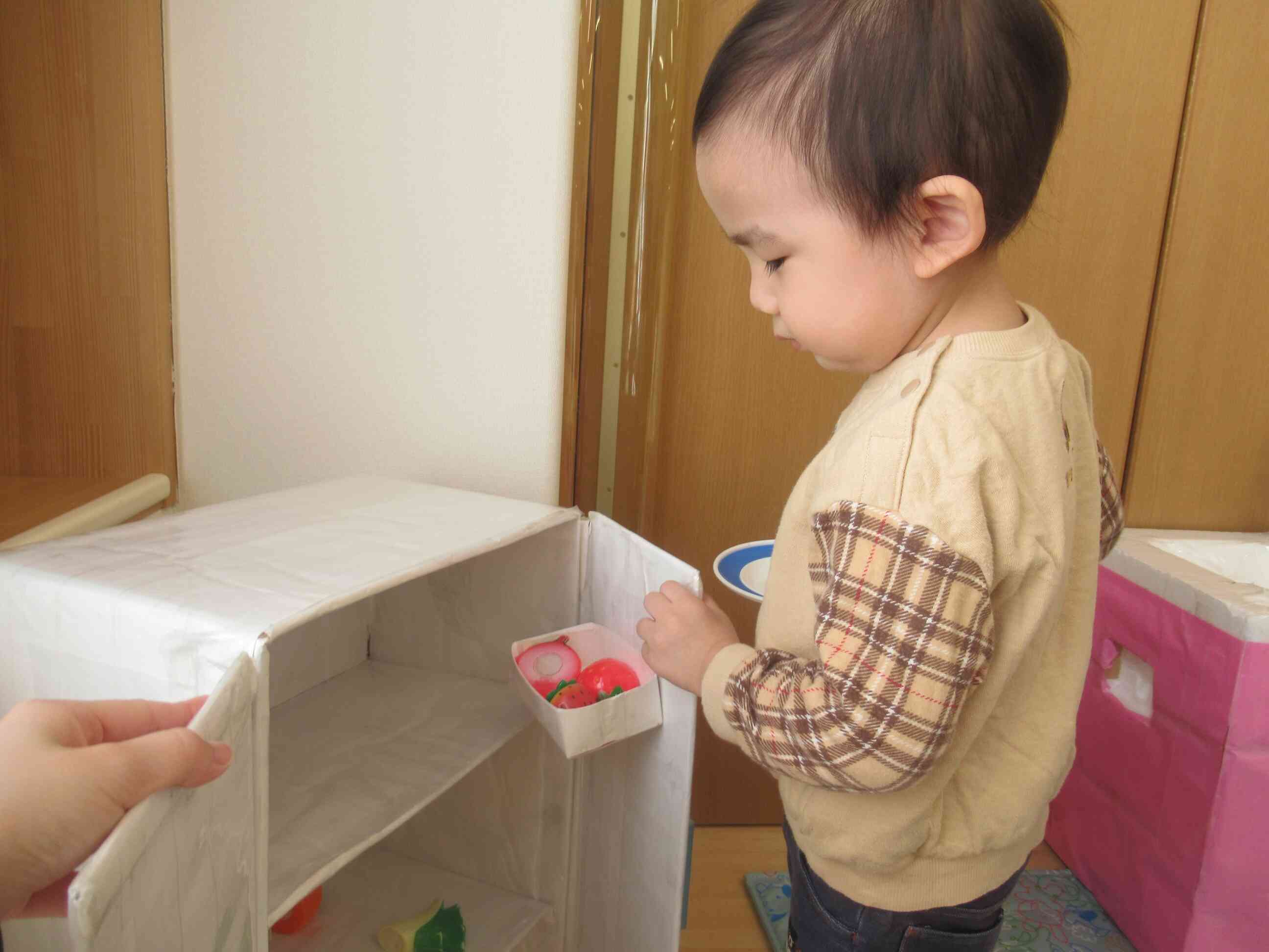 そーっと冷蔵庫に入れます。