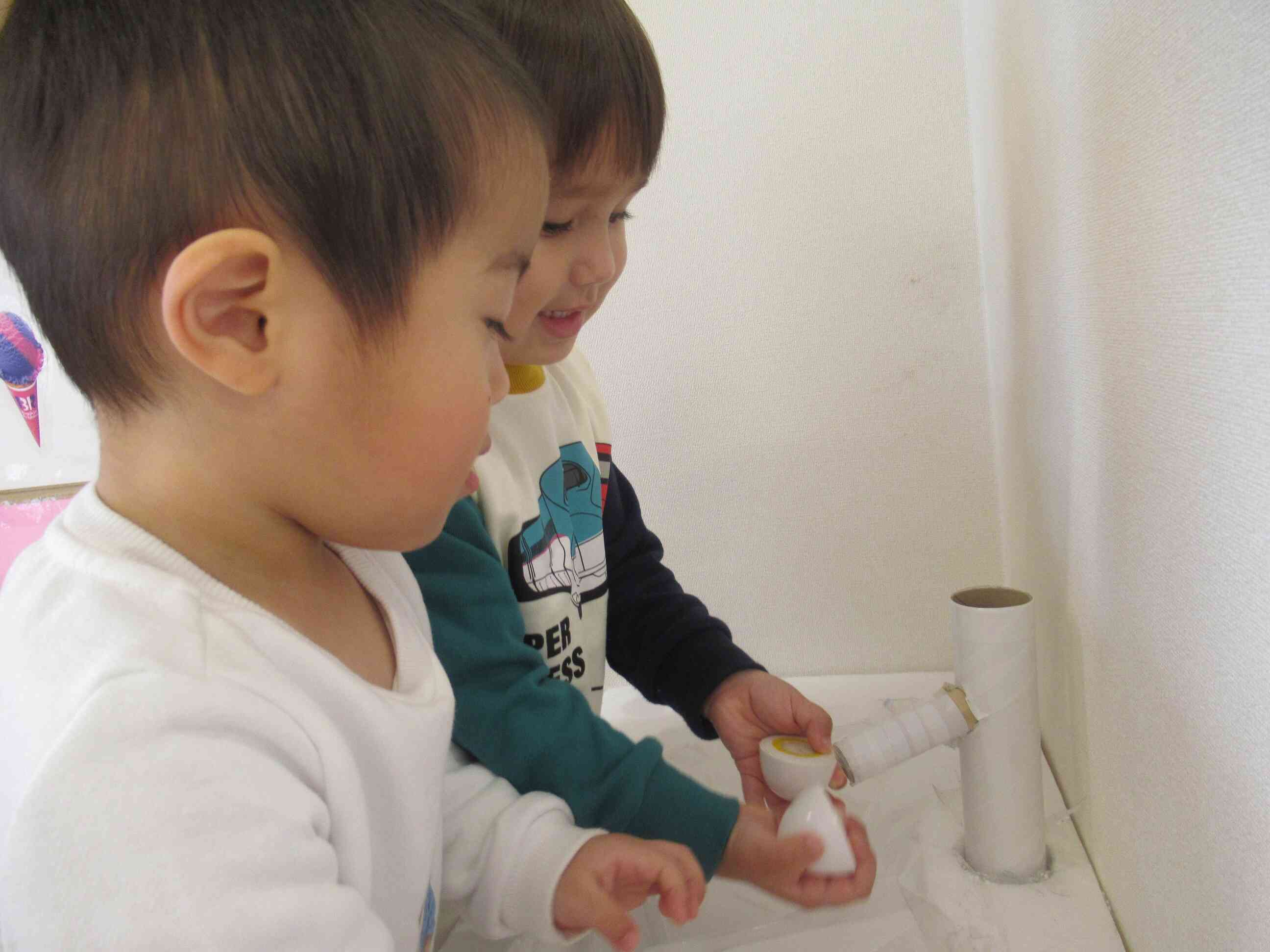 キッチンでお野菜を洗っていますよ。