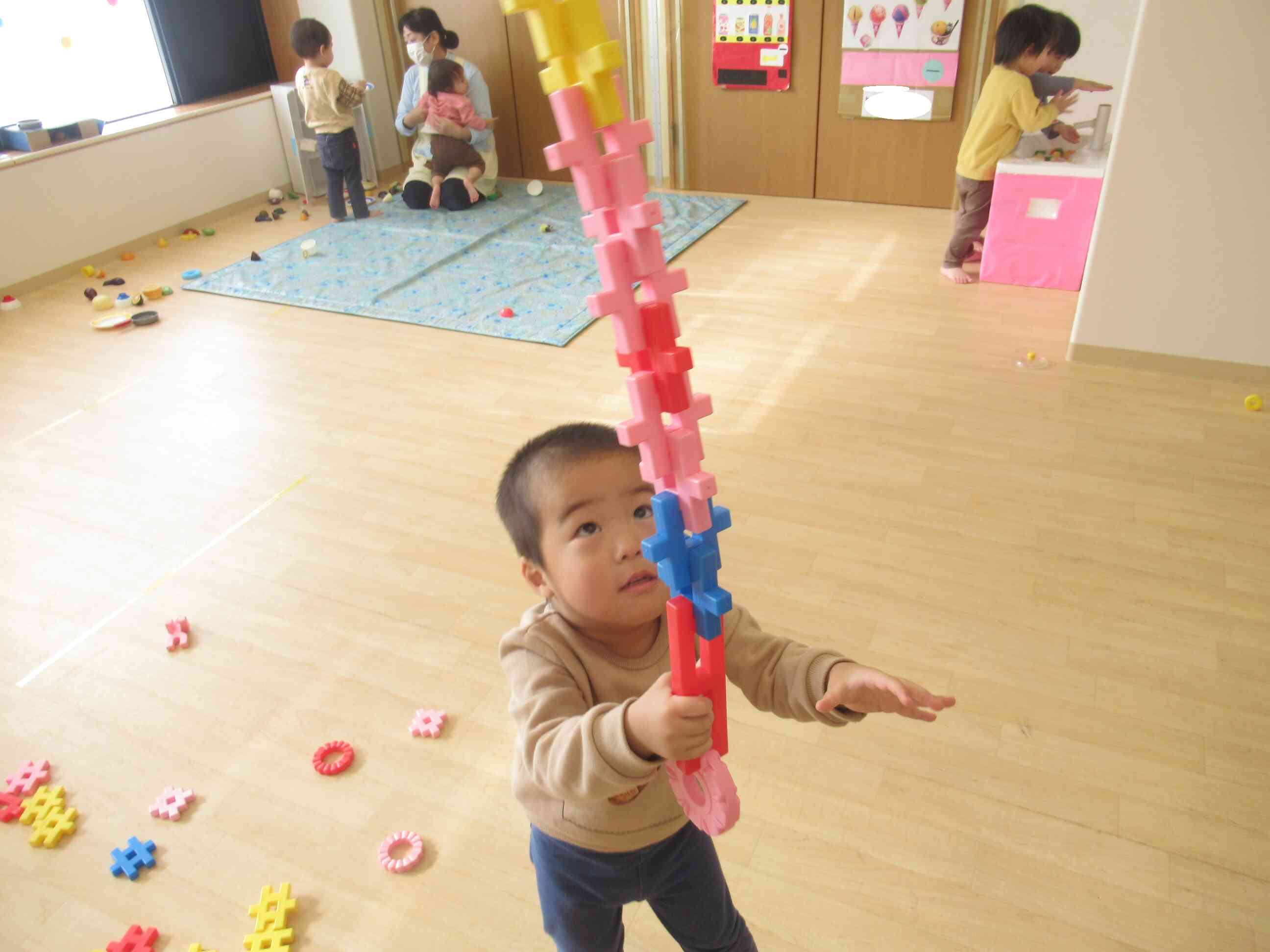 おっとっと。こちらでは、ソフトブロックで竿燈ごっこ。どっこいしょー、どっこいしょ。