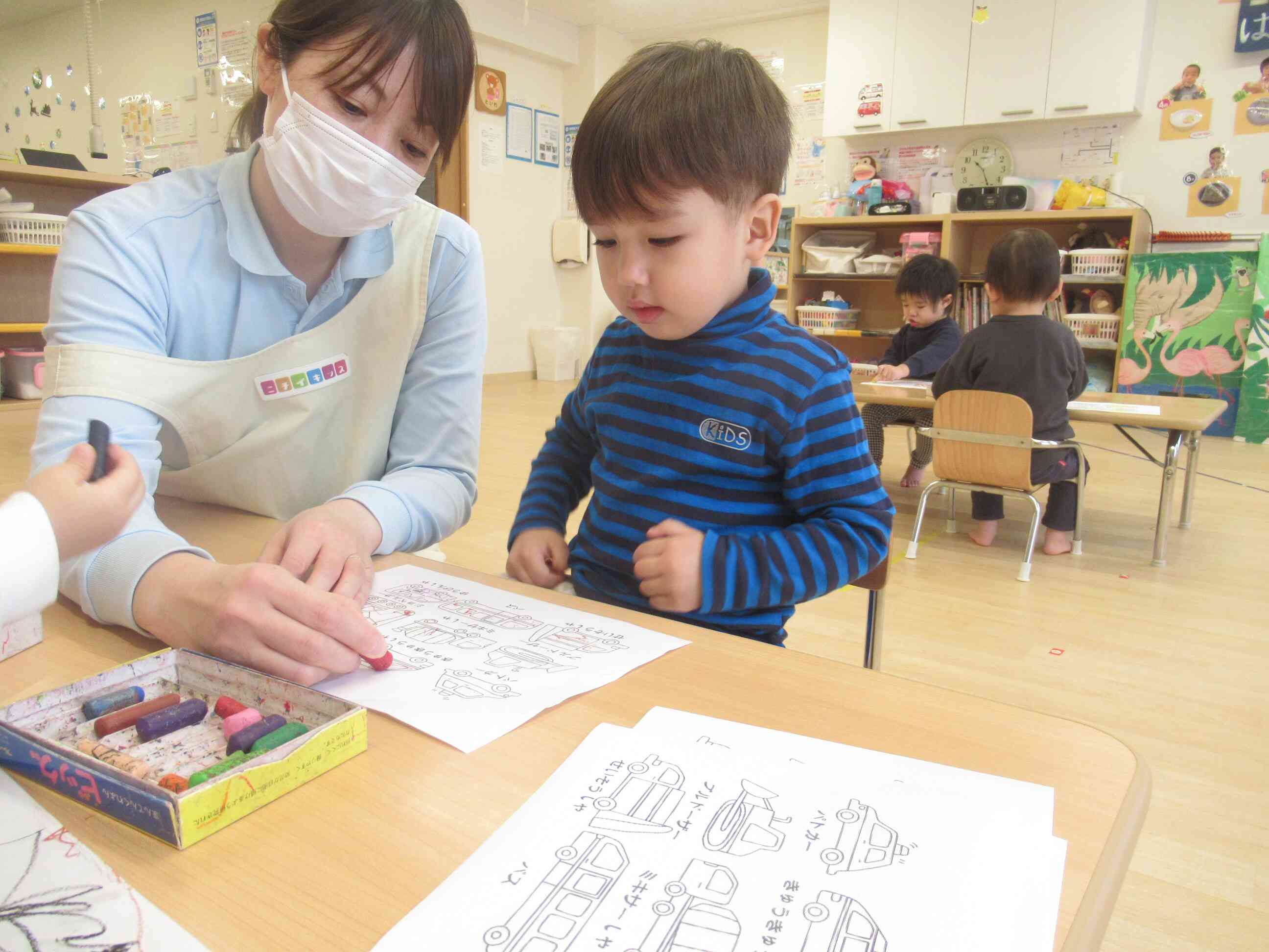 こちらは塗り絵をしています