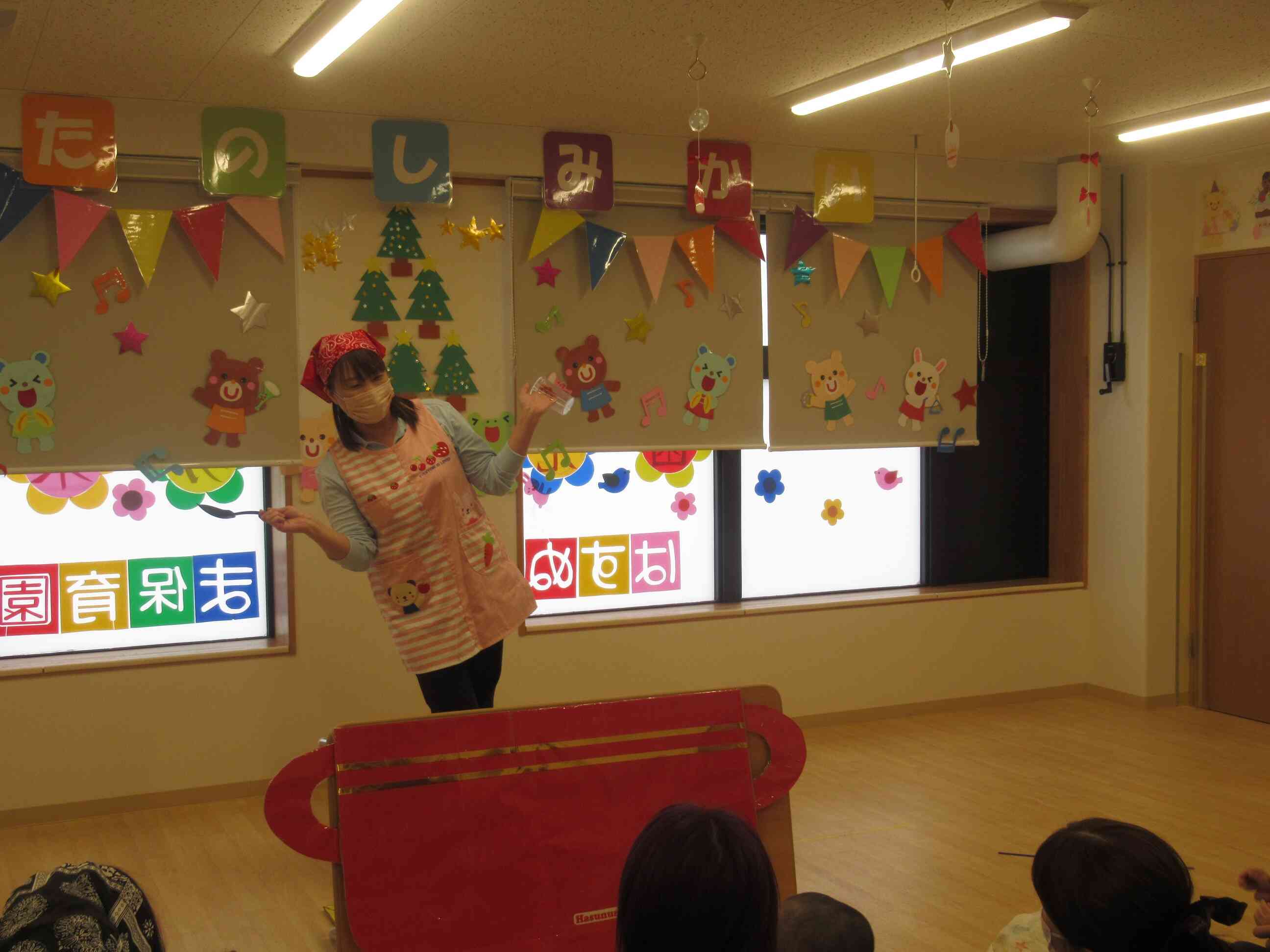 お楽しみ発表会～職員劇～