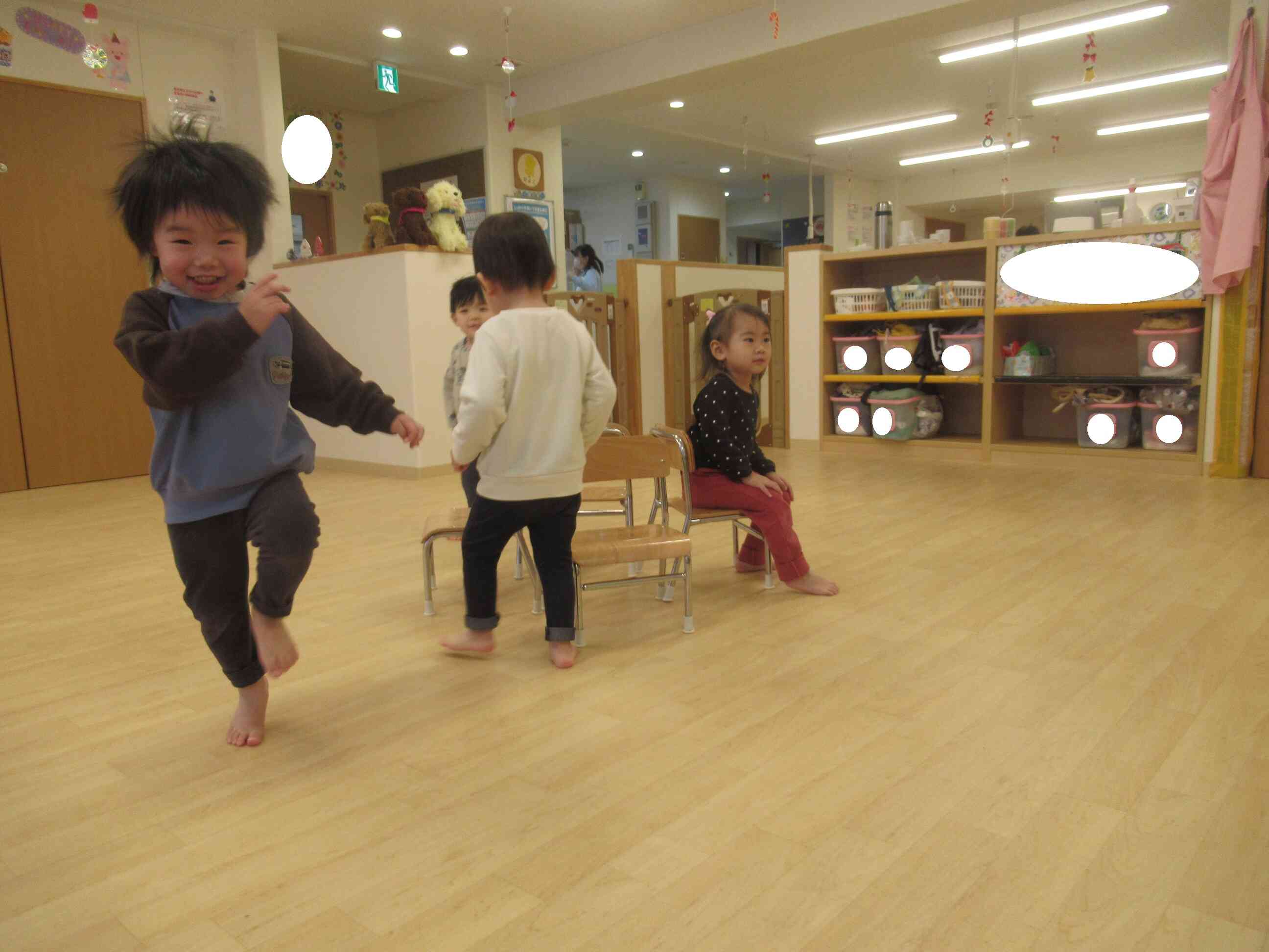 保育室はおおにぎわい。
