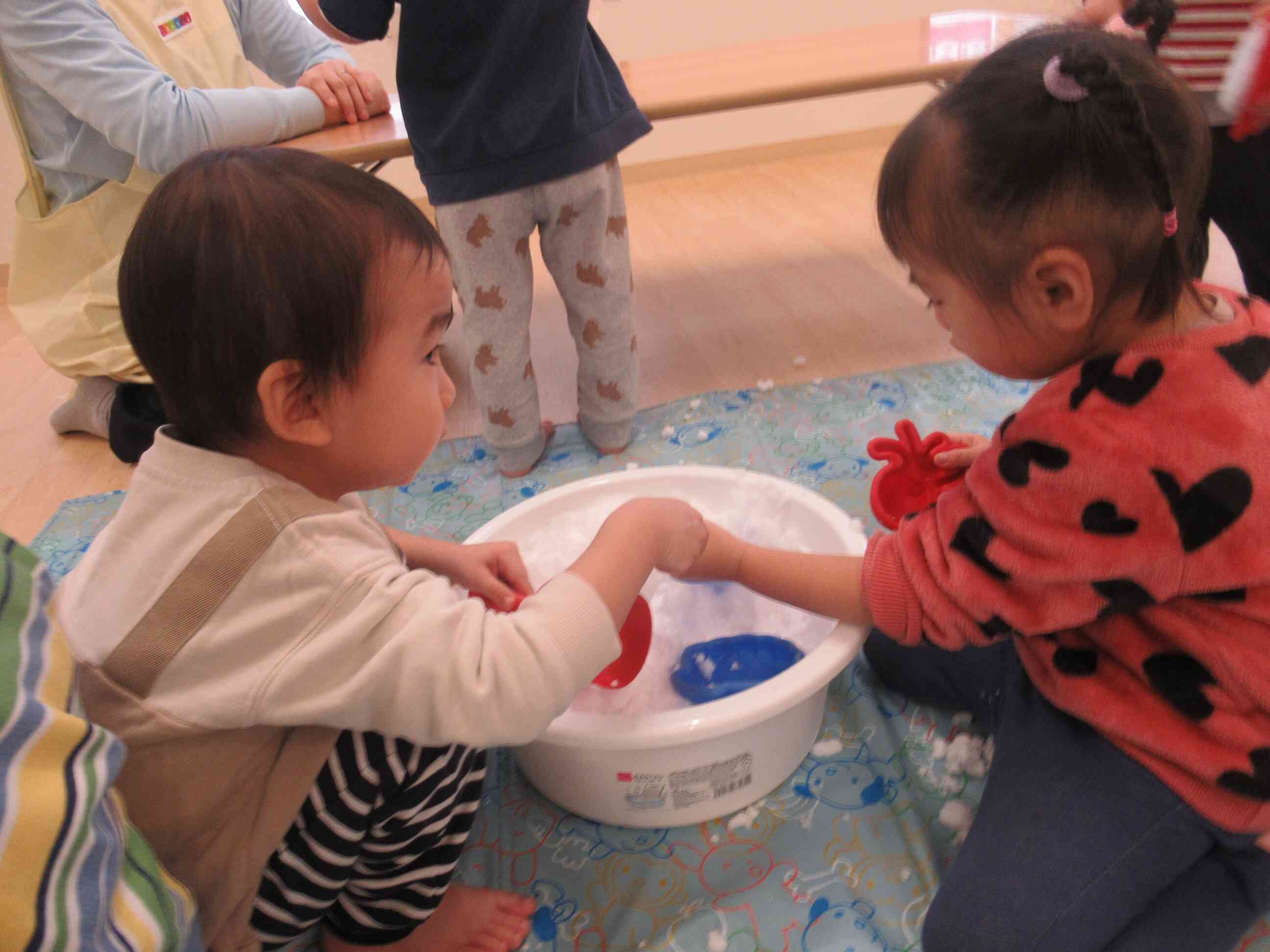 ほら、つめたいねー！