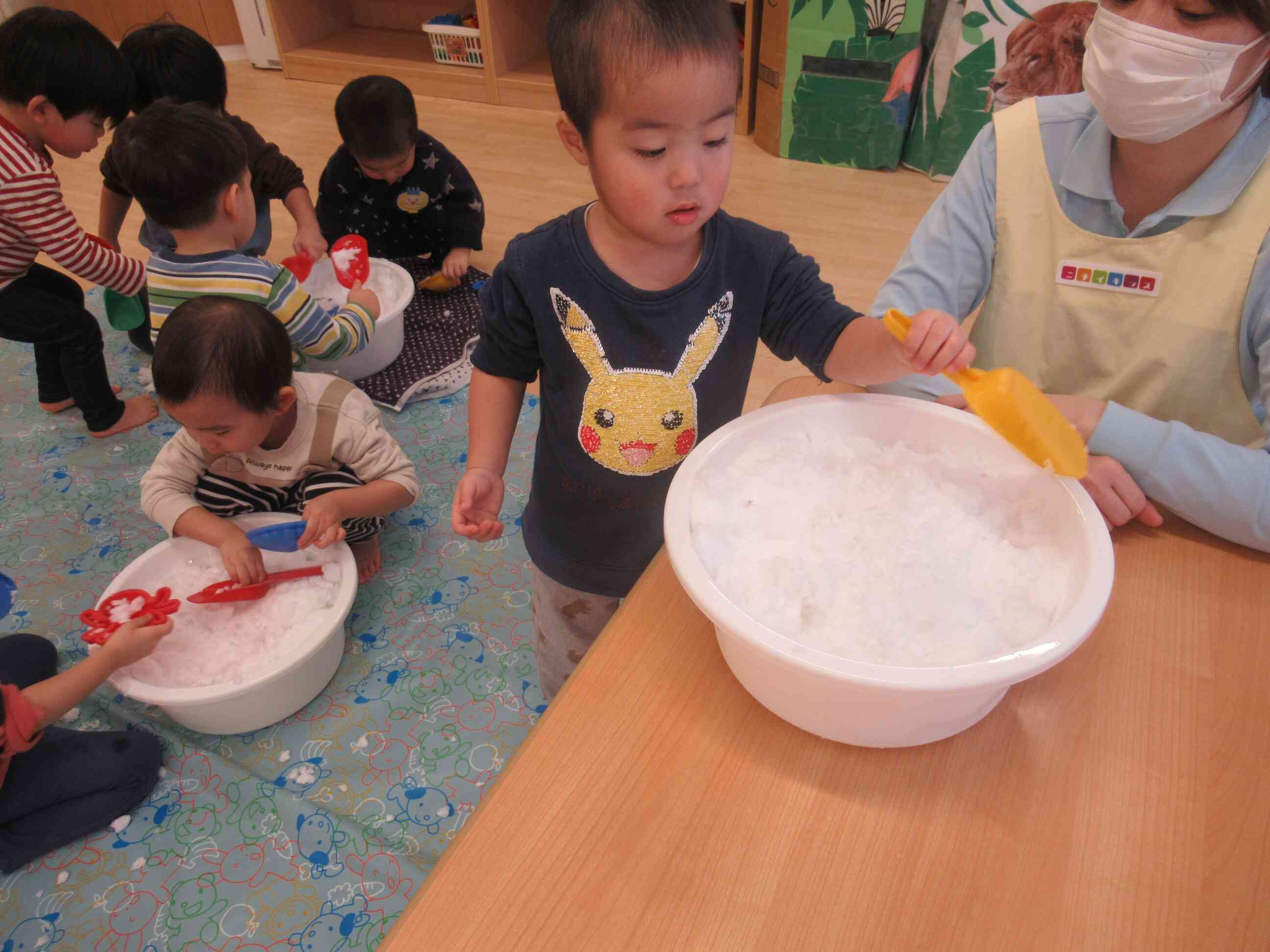 お部屋で雪遊び