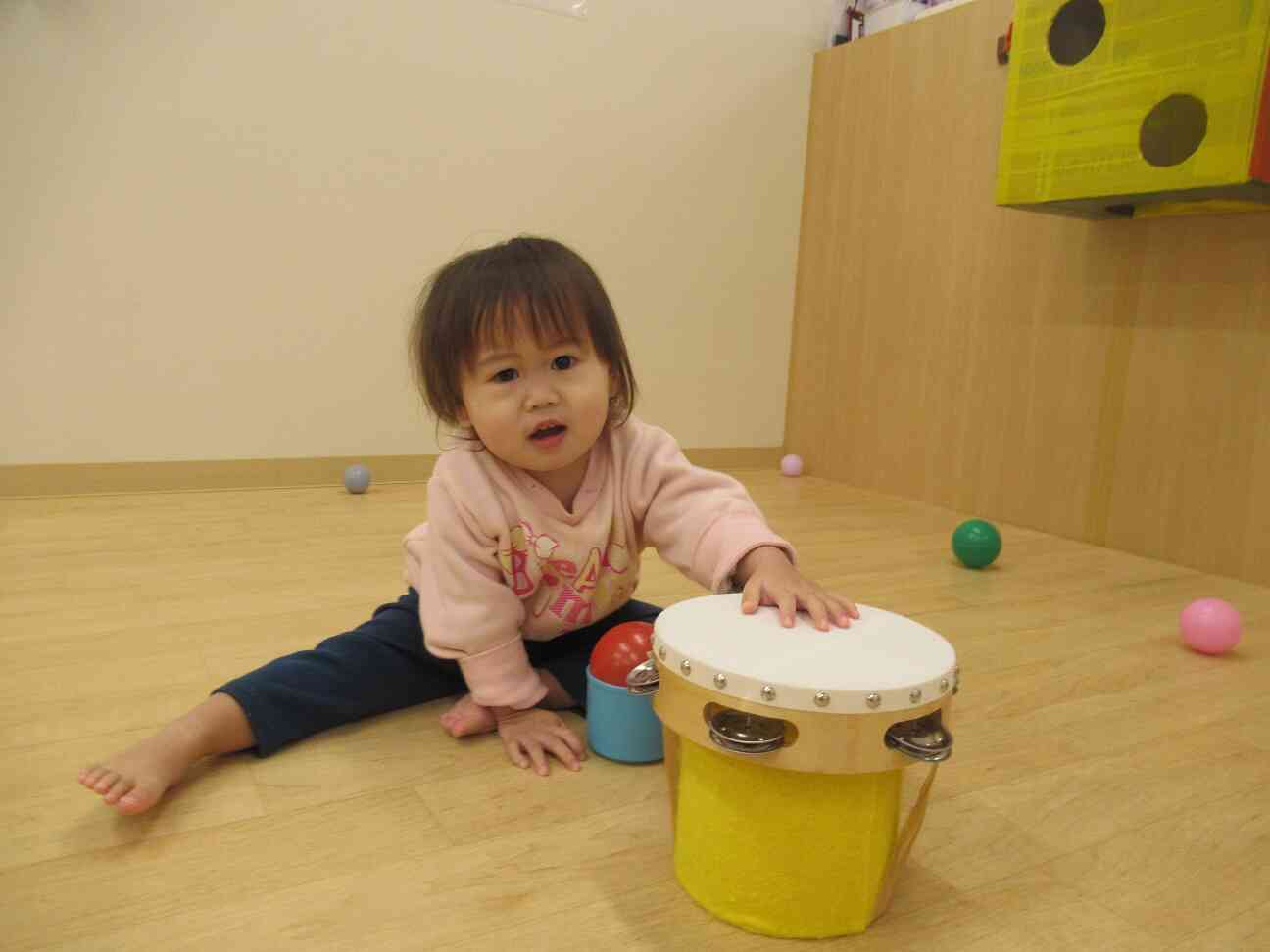 ０歳児ひよこ組のお友だちもタンバリン太鼓であそびました。