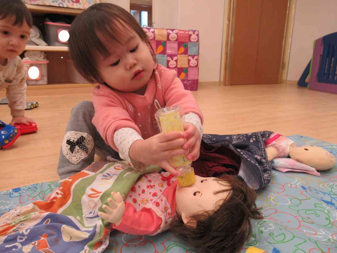 ひよこ組のお友だちはお人形のお世話に大忙しでした。