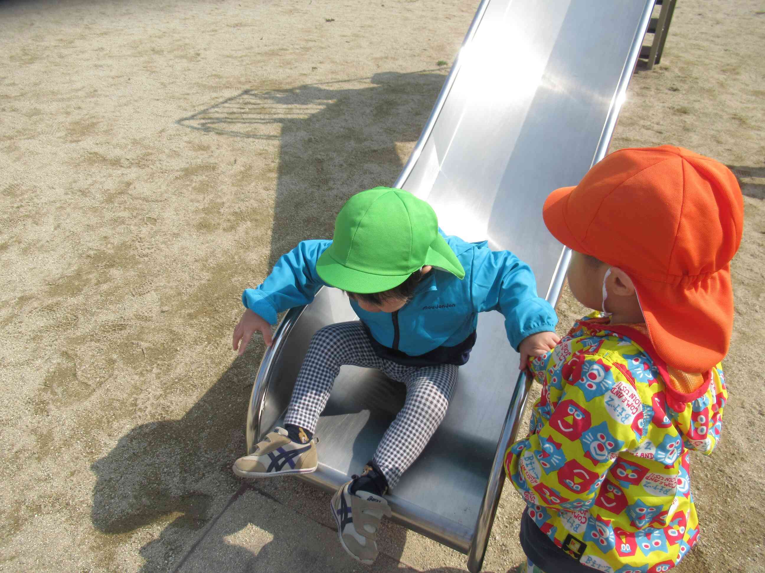 ぴかぴかのすべり台だね。