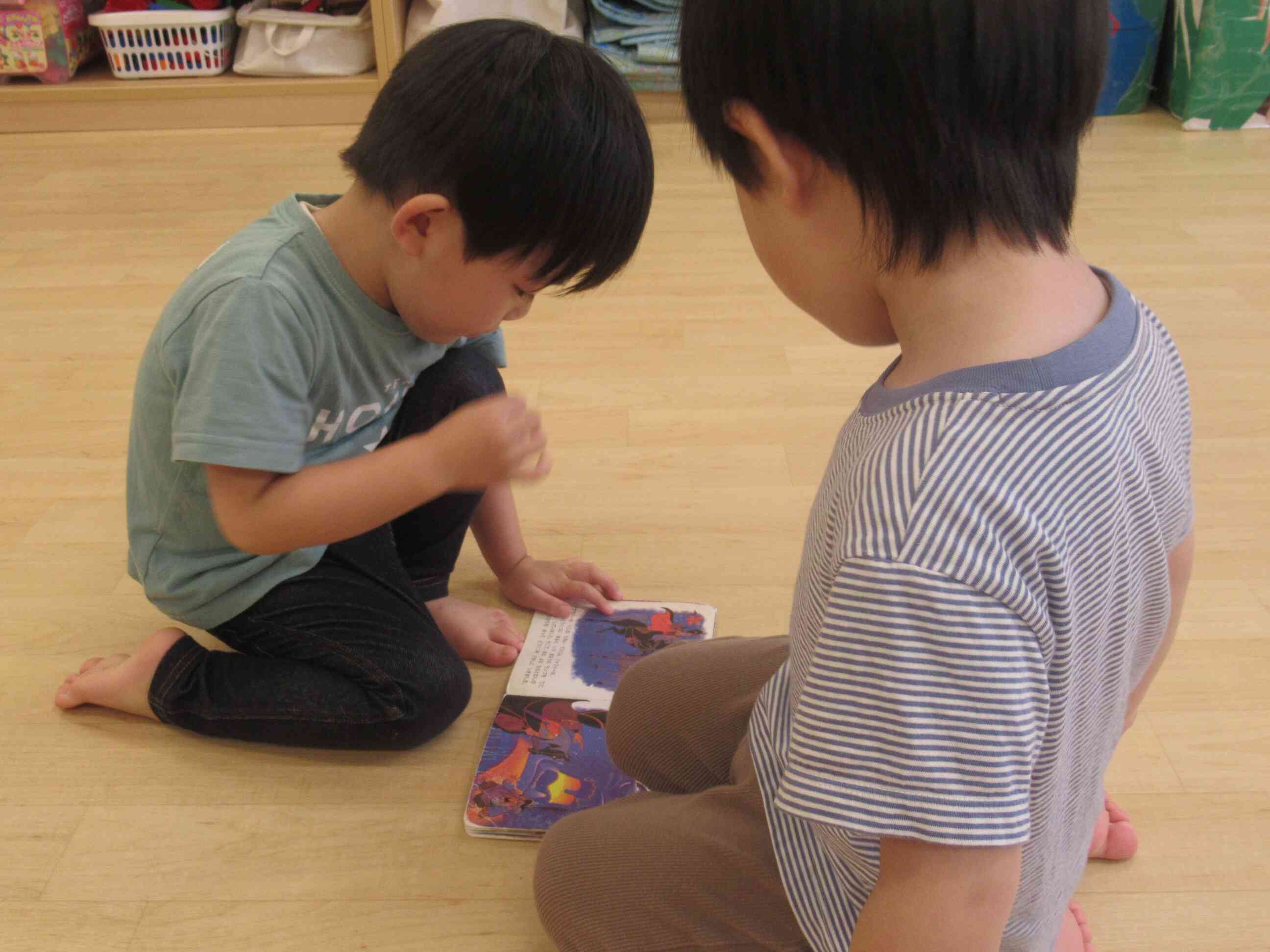 どんな絵本を見ているのかな