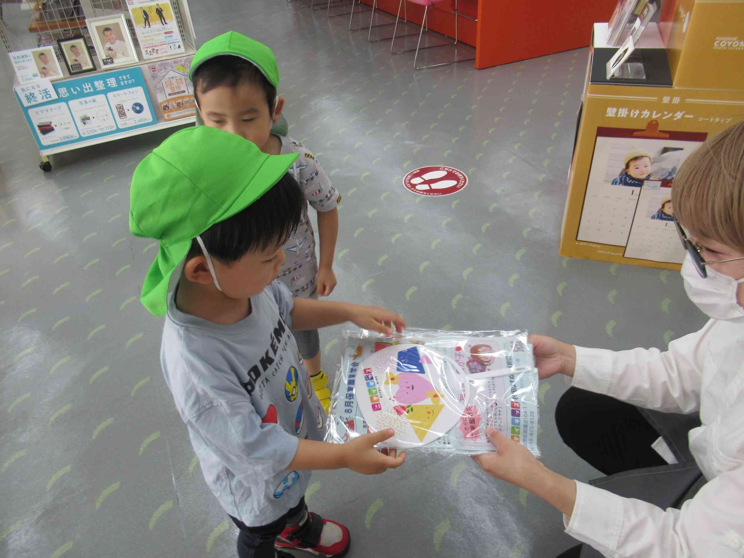 うちわをどうぞ！