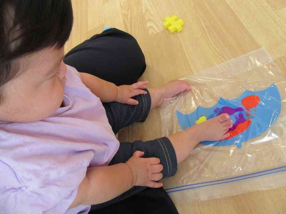 ペタペタ…絵の具を踏むと・・・不思議な感覚