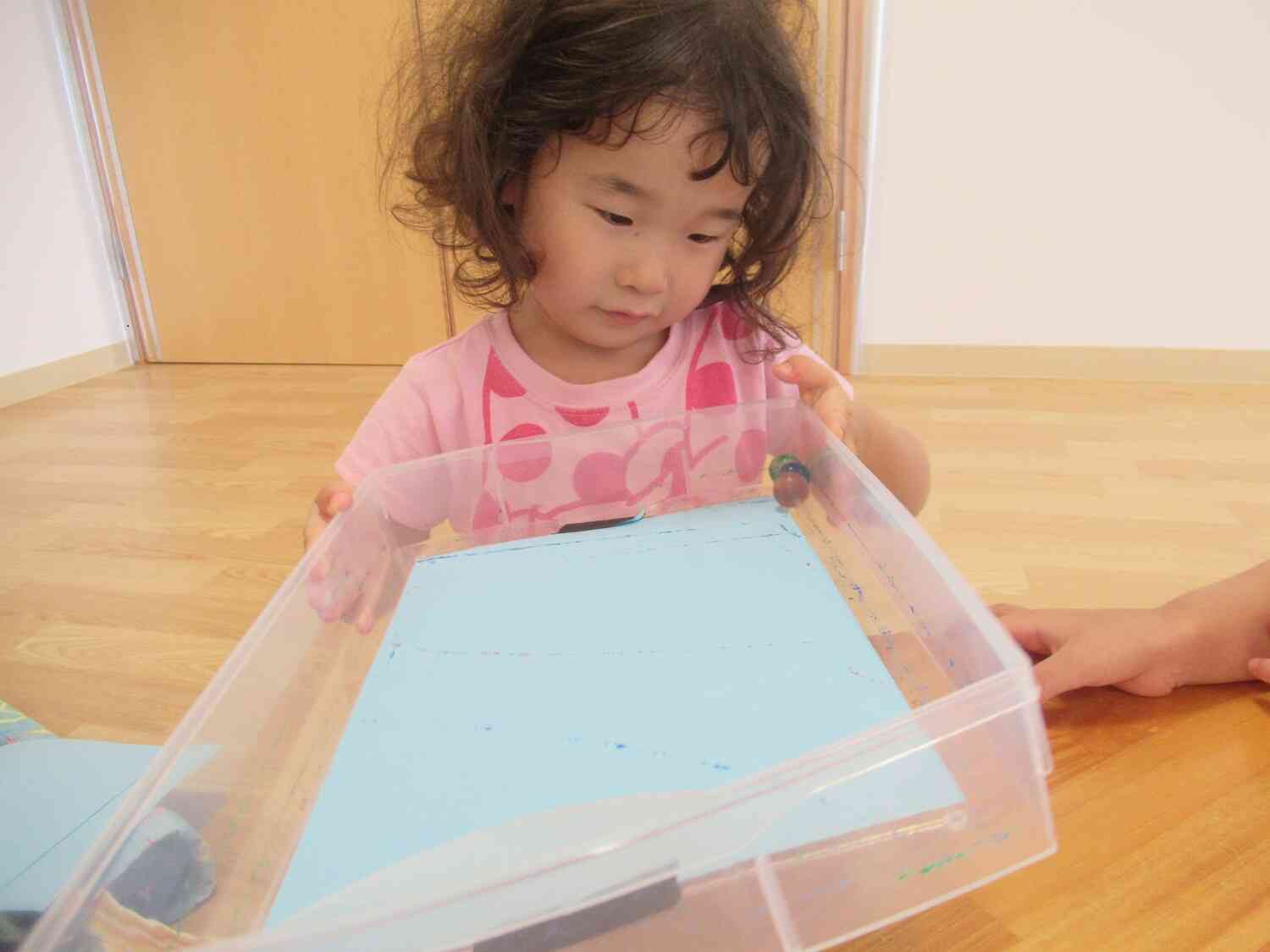 絵の具をつけて転がすよ～