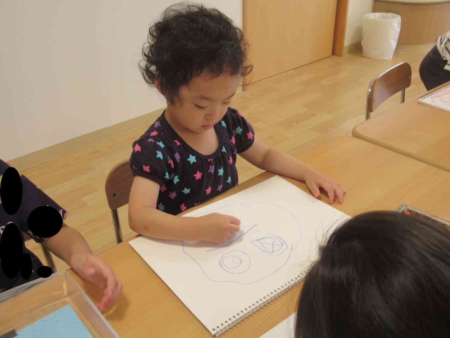 終わったお友達は、お絵描きを楽しみます。