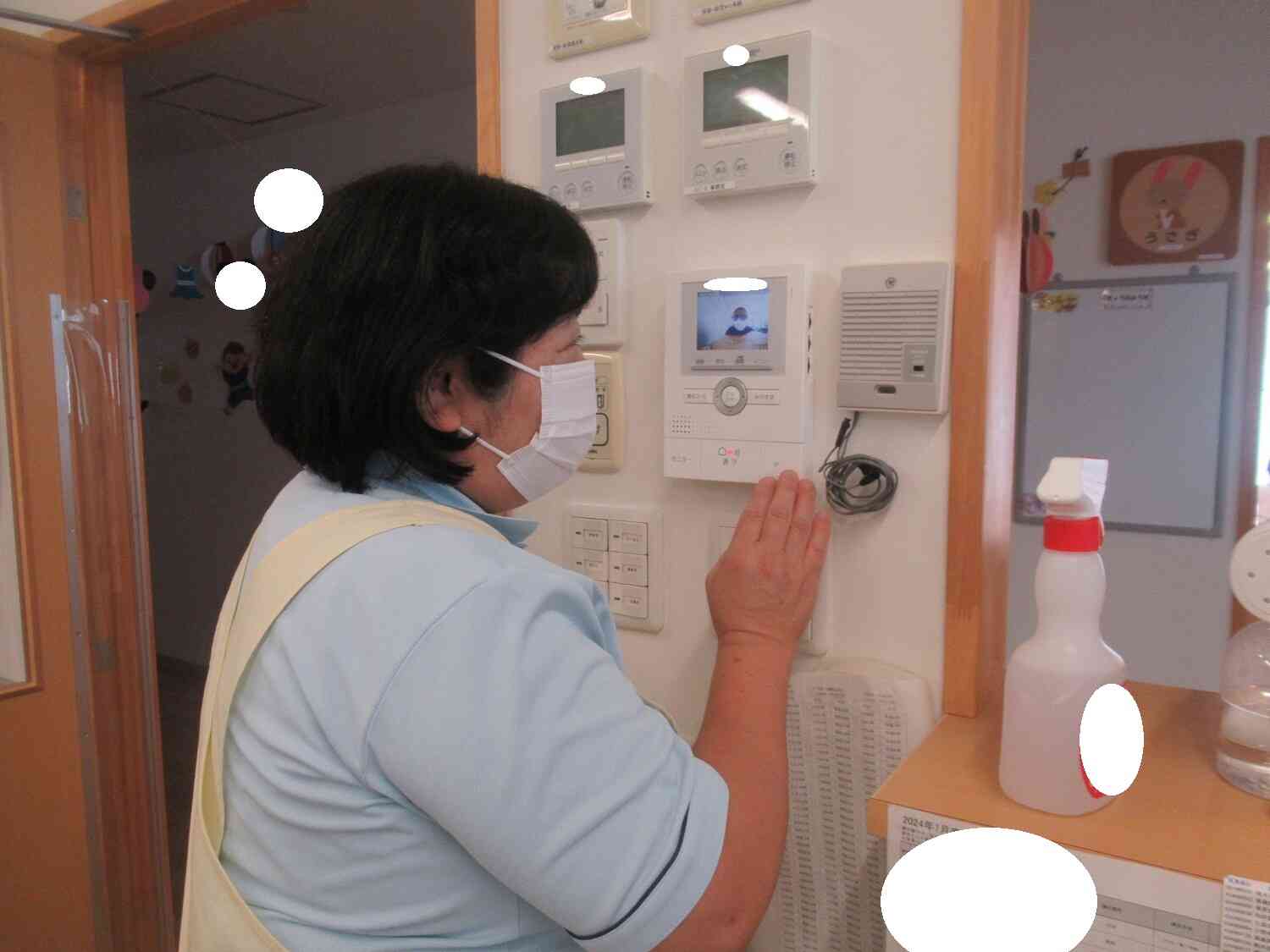 「どちらさまでしょうか？」不審に思いつつ･･･インターフォンごしに問いかけます