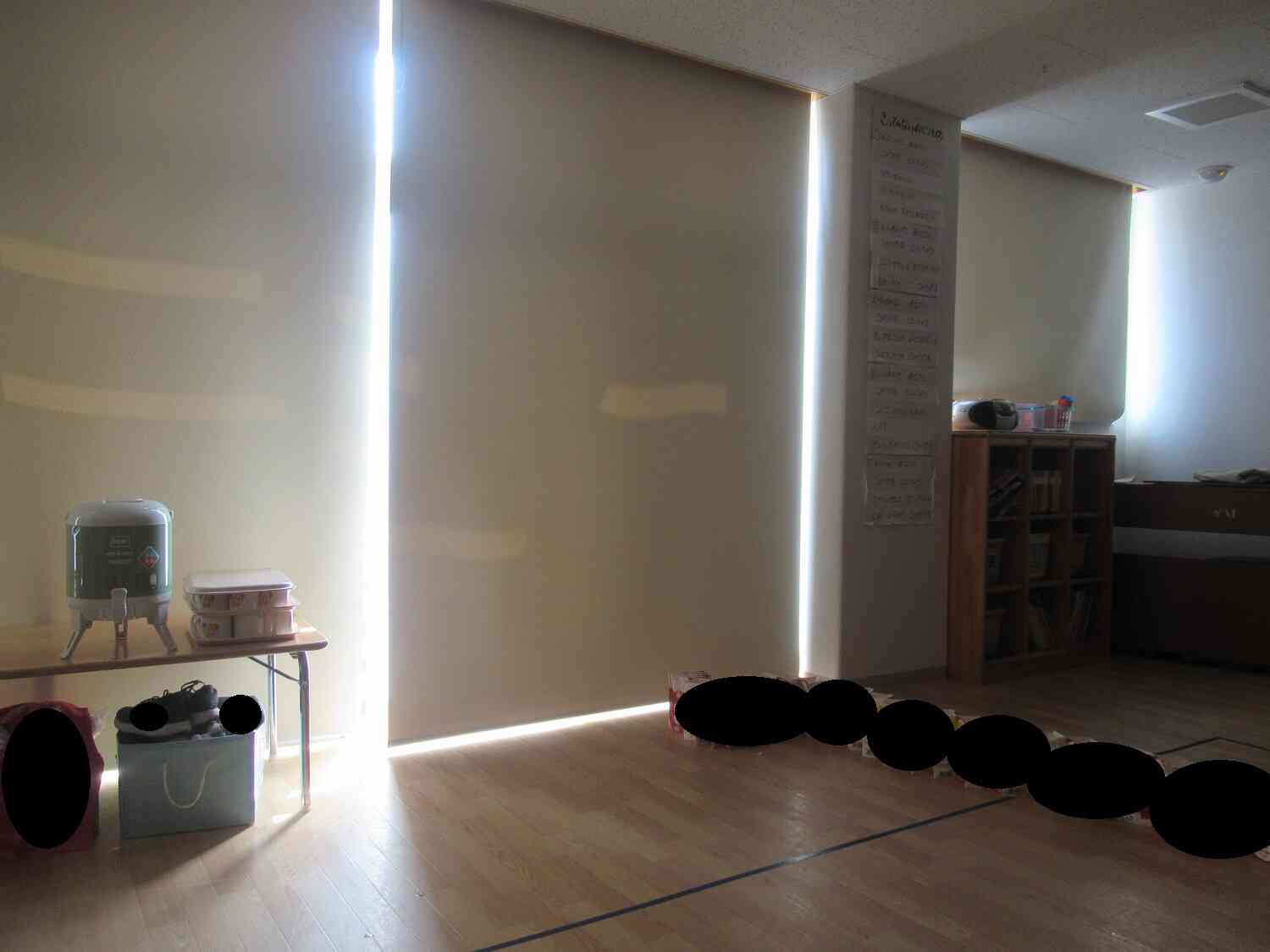 避難している様子等、窓に子ども達の影がうつらないように･･･カーテンもおろします