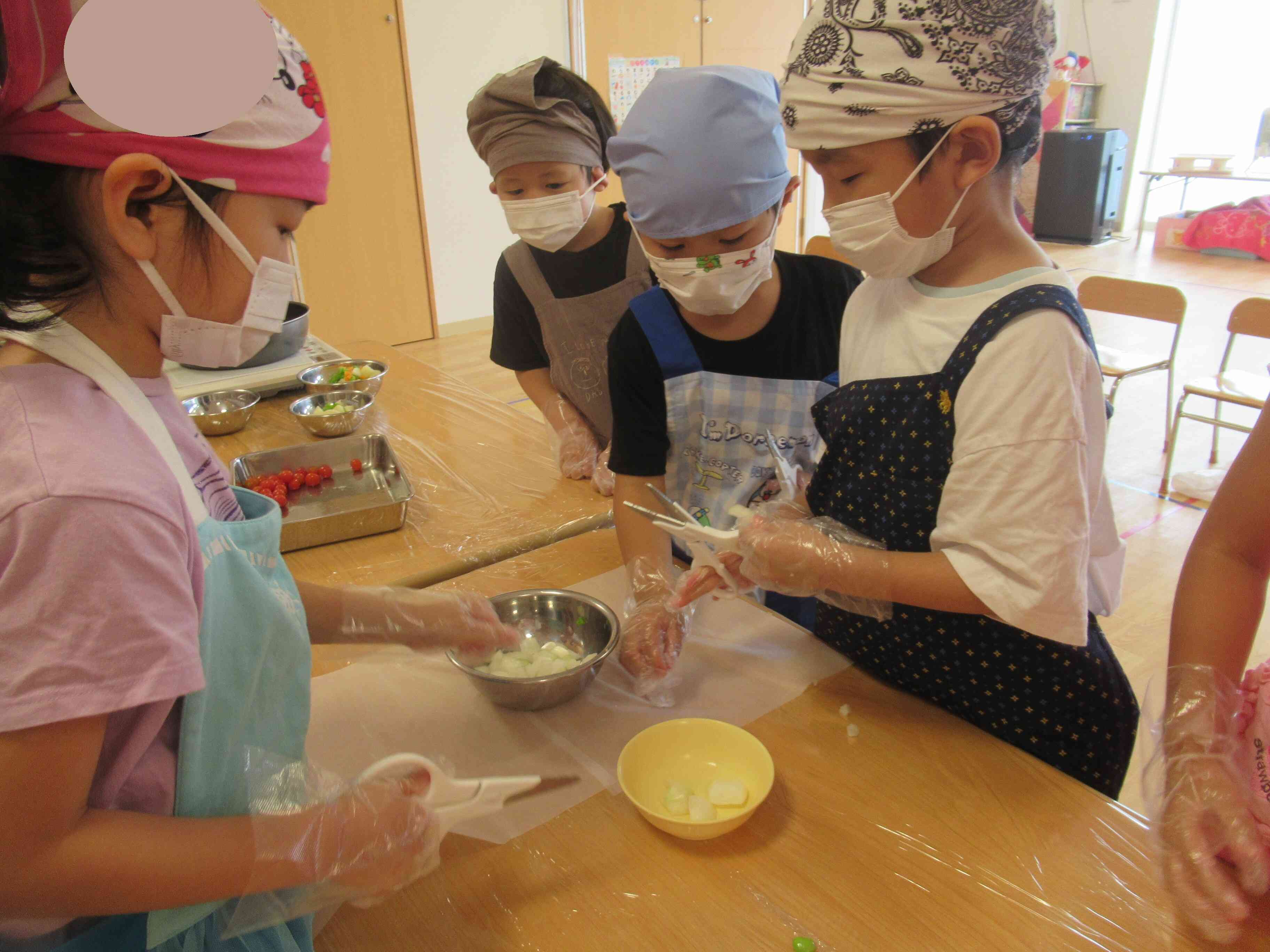 こちらのお友達は、玉ねぎを切っています。「たしか、玉ねぎを切ると涙が出てくるんだよね」とドキドキしながら切っていました。