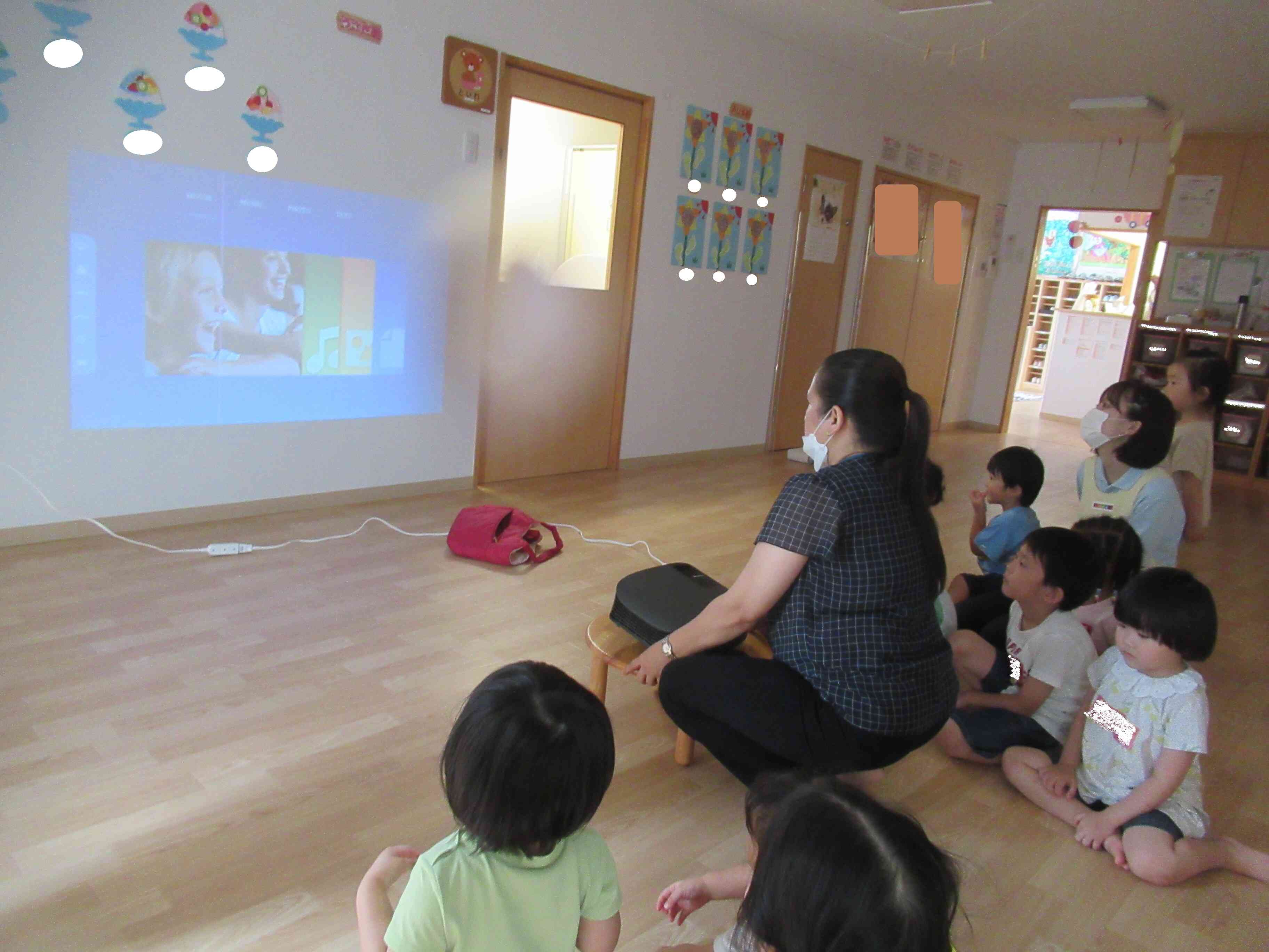 英語教室（2.3歳児）｜ニチイキッズ秋田ひろおもて保育園｜ニチイキッズ