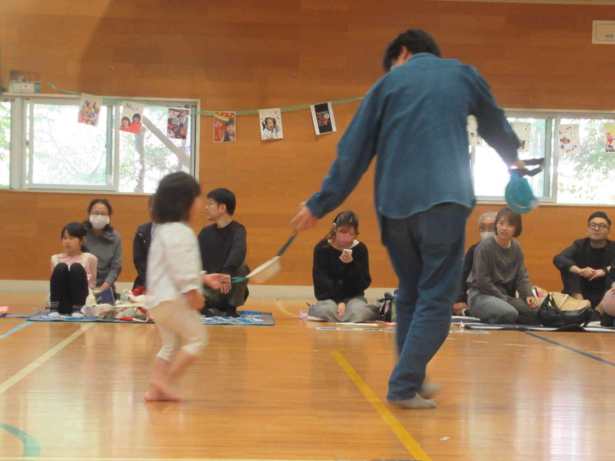 取っ手を1つずつ持って、1，2，1，2･･･