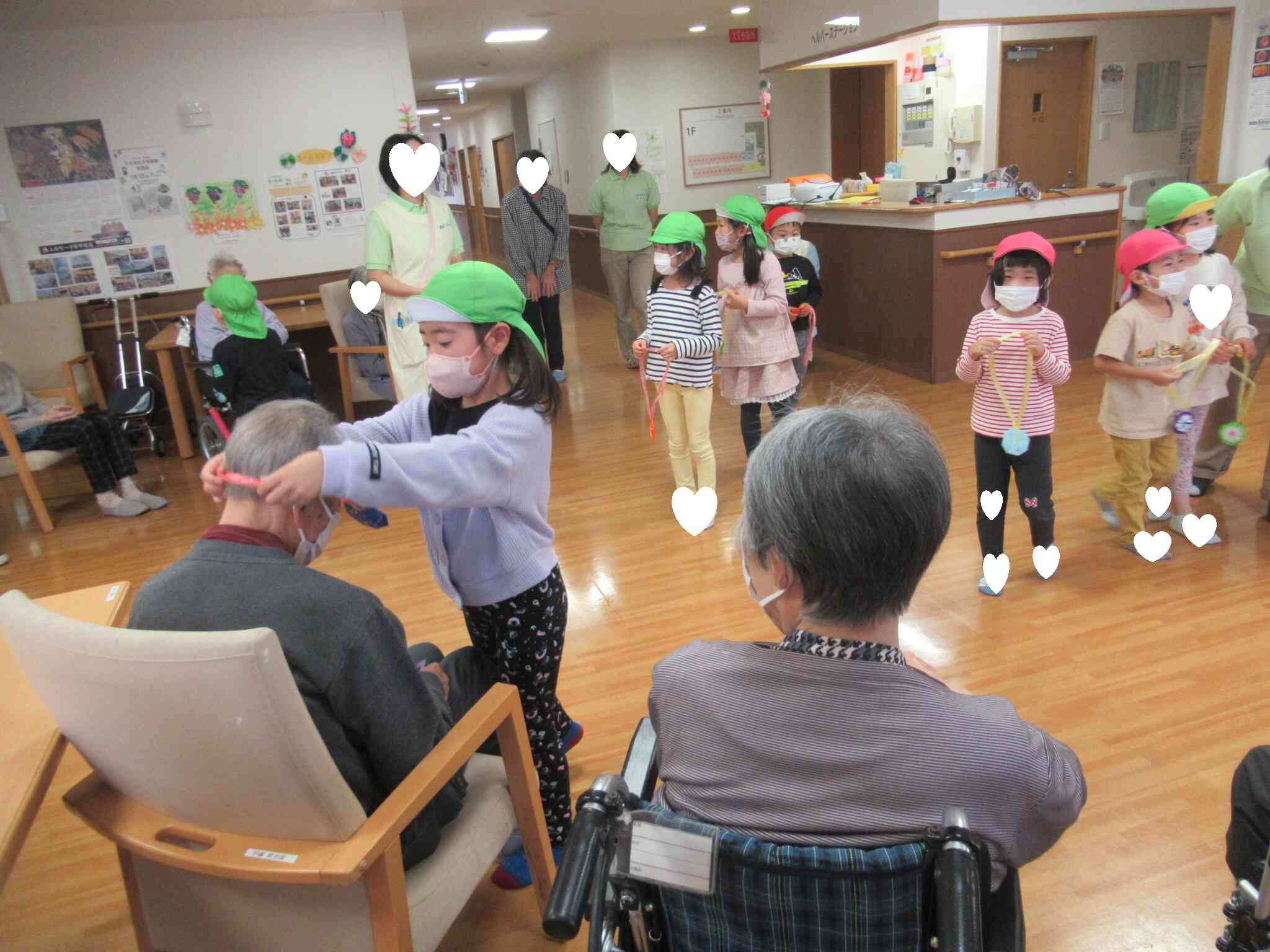 はい、ど～ぞっ！プレゼントを首にかけてあげます。