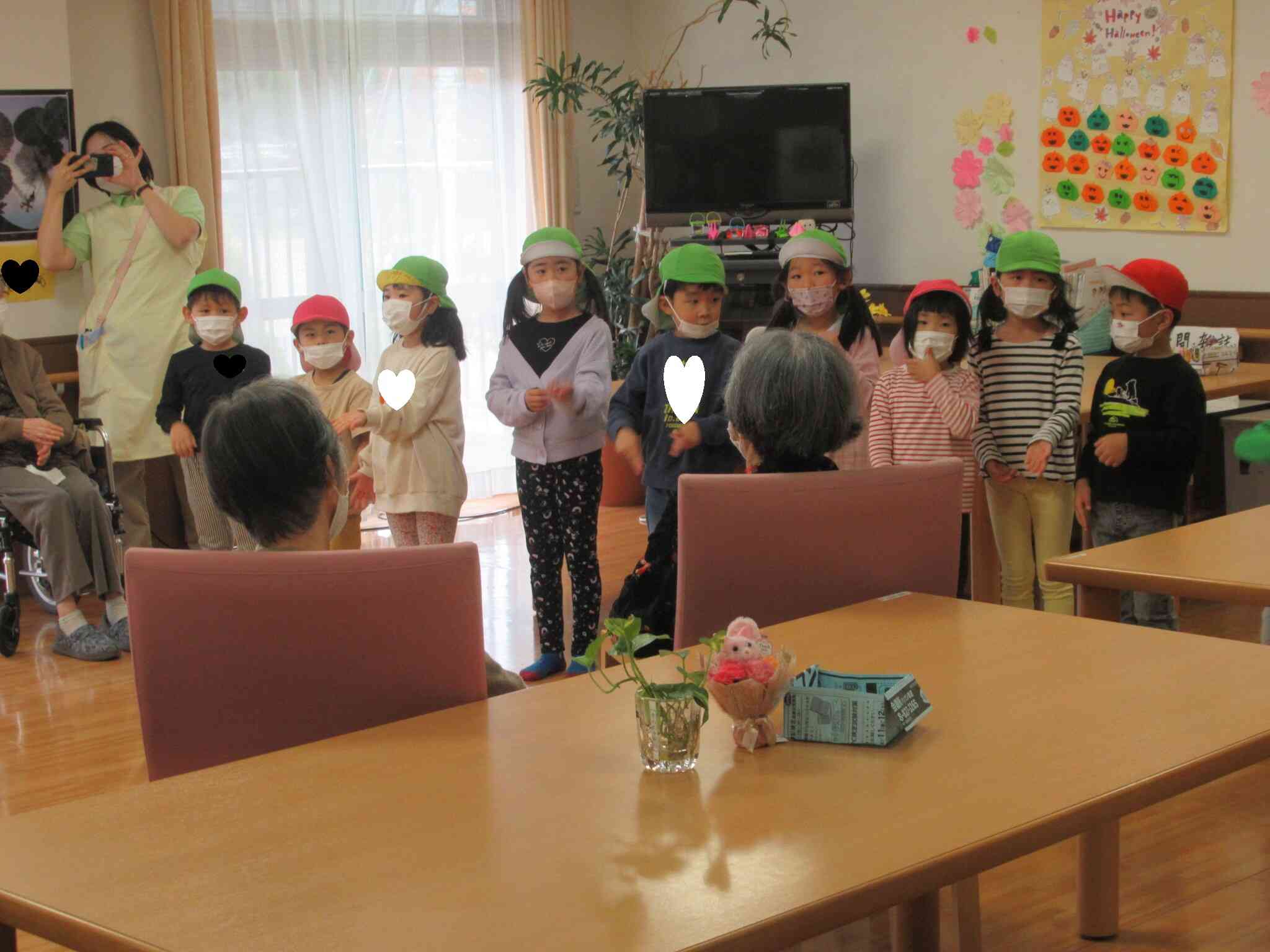 手話に、折り紙のプレゼントを渡しました