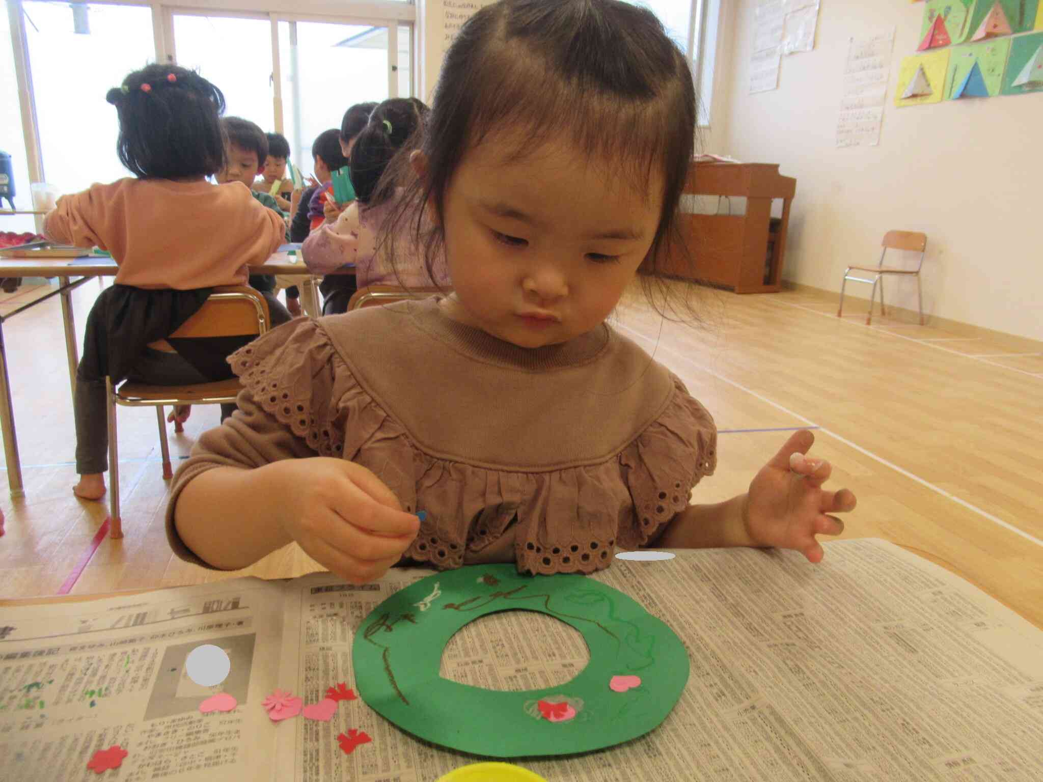 リース製作（3歳児）｜ニチイキッズ秋田ひろおもて保育園｜ニチイキッズ