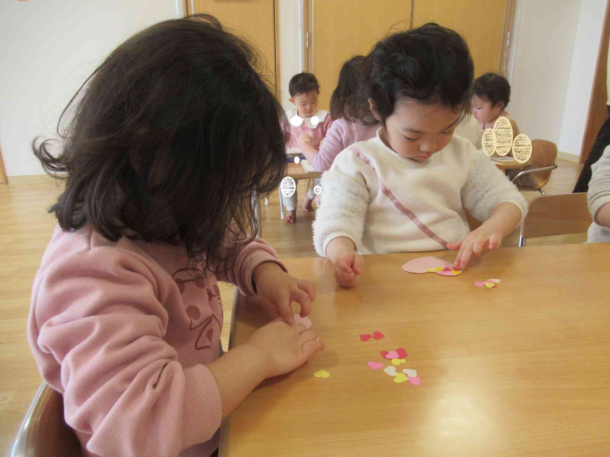 小さなハートを一生懸命貼っています。