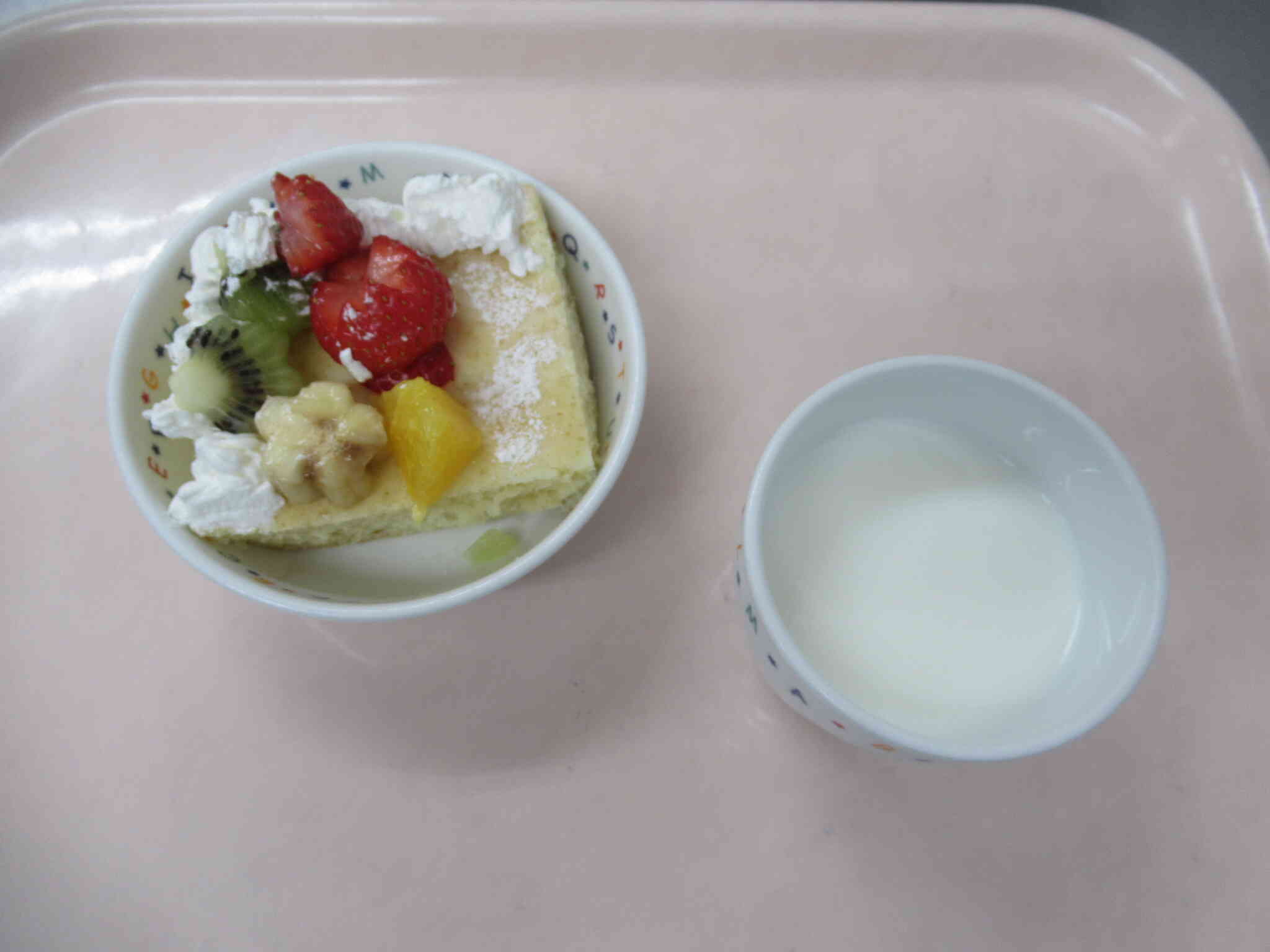 カットしたケーキ…いちご、オレンジ、バナナ、キウイフルーツ彩りがいいね。