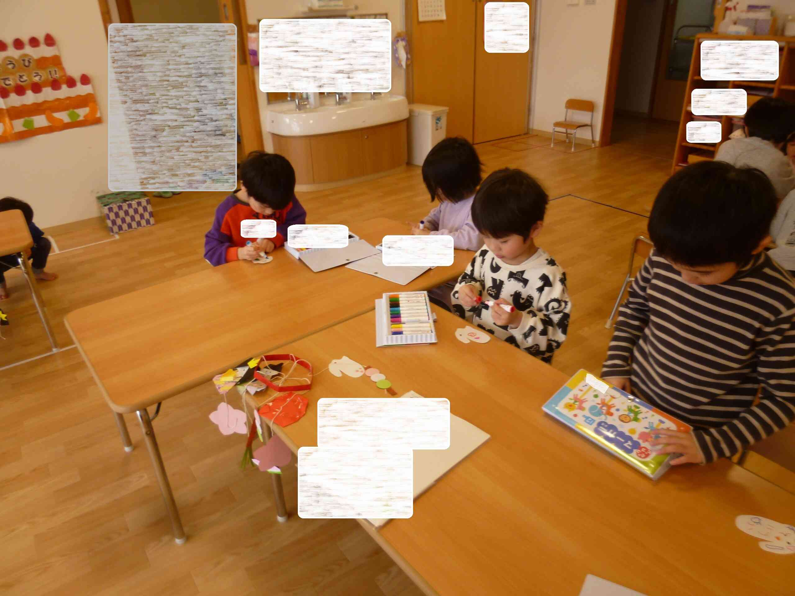 飾りのウサギに模様や顔を描いている様子です。「赤い目にすると悪いものが来ないんだったよね」とお友達と話しながら作っていました