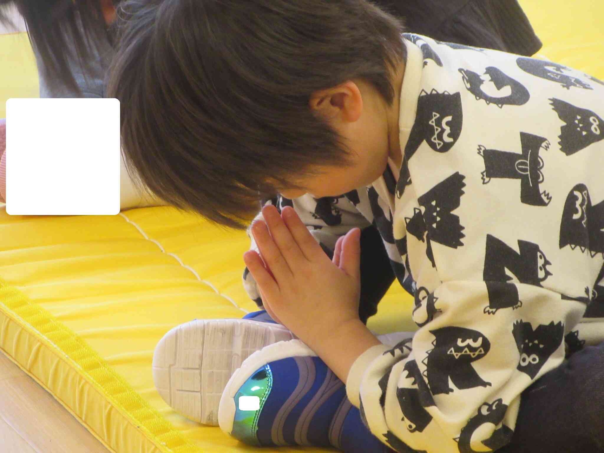 ん？祈っているのかな？お願いしているのかな？…真剣な姿、かわいいですね