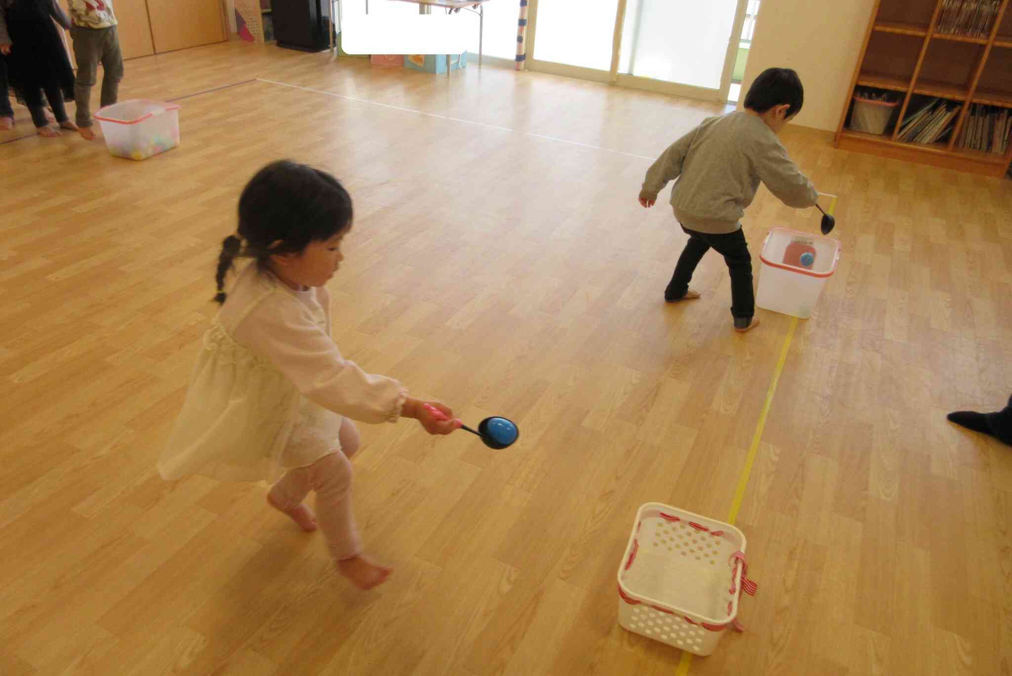 先生に言われた色のイースターエッグを運びます…どちらが早く見つけて運べるか競争です