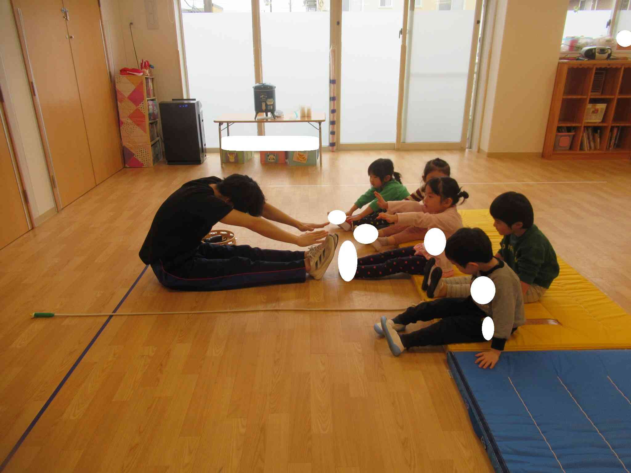 ストレッチで体をほぐします。「ふ～」と息を吐いて、数を数えていました