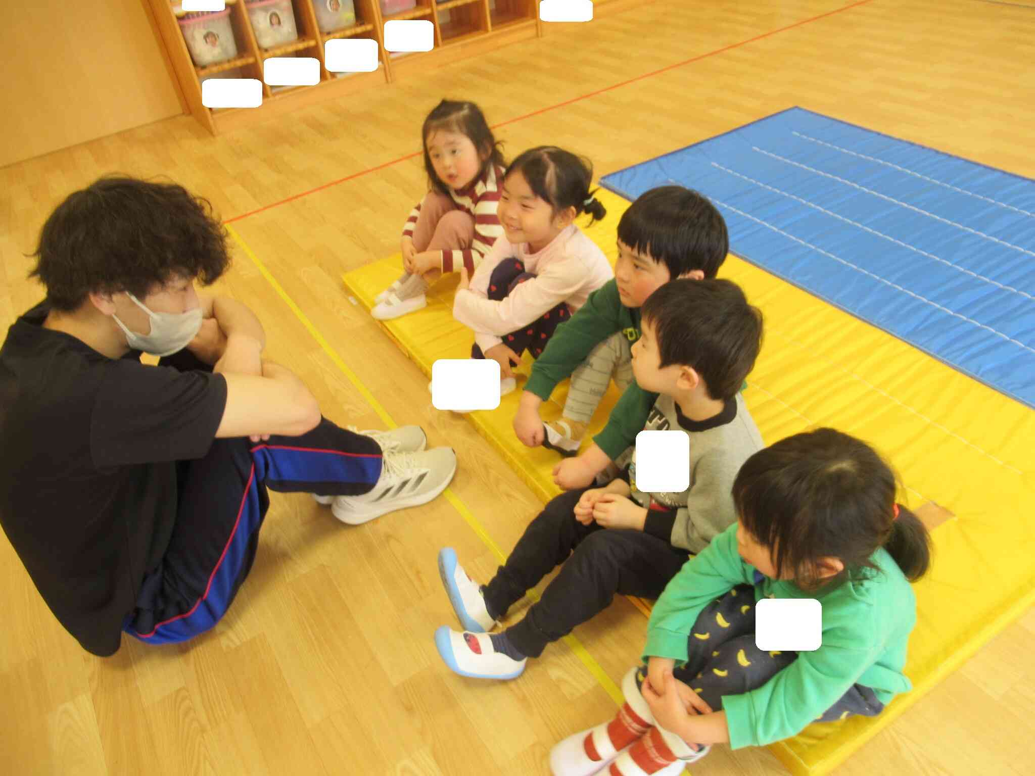 体育教室では、三角座りをします。(体育座り)「とても上手だね」と座り方を褒められてニコニコでした