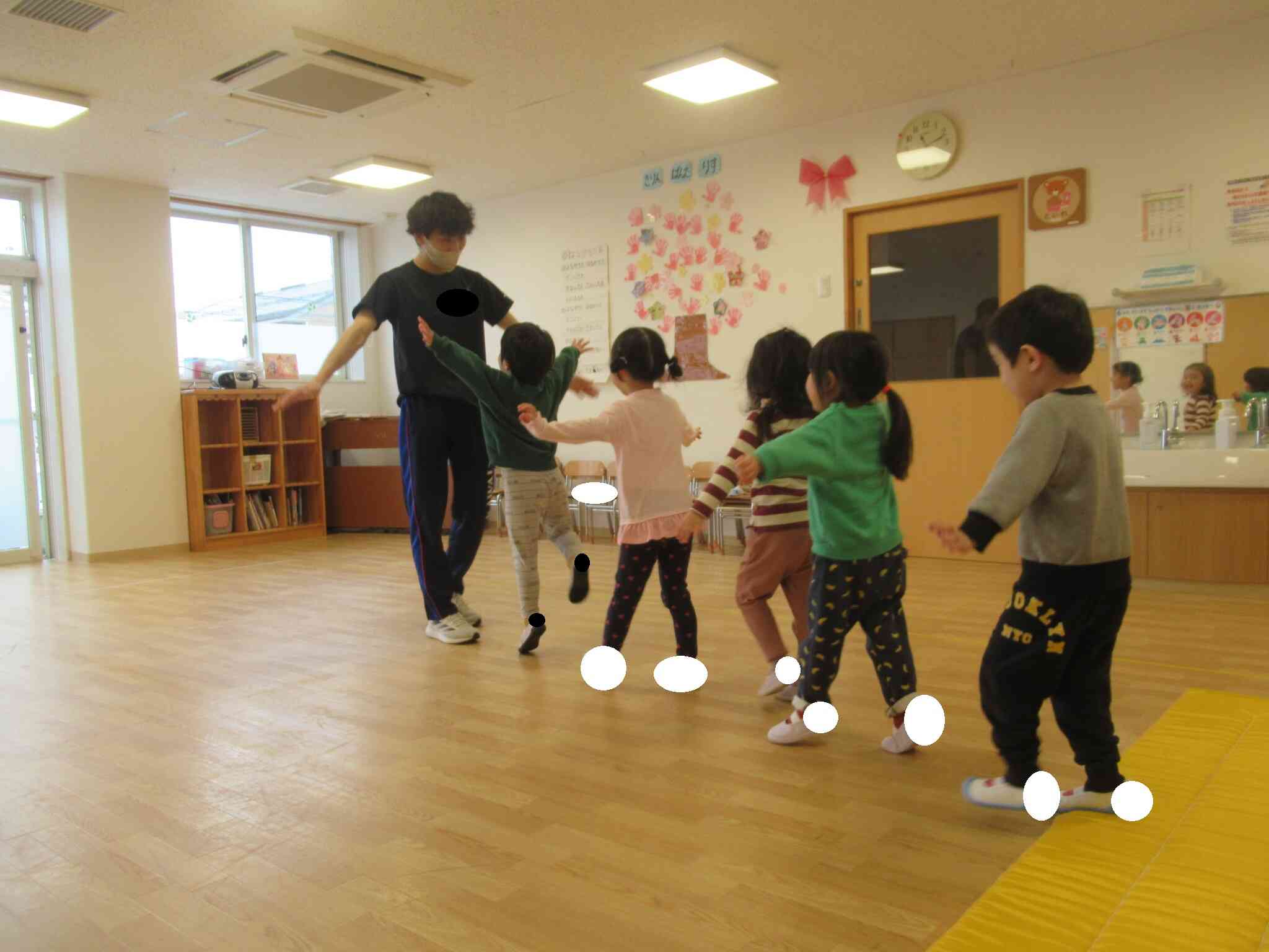 待て待てごっこの様子です。「あひるが、がぁがぁ～」など歌に合わせて楽しんでいました