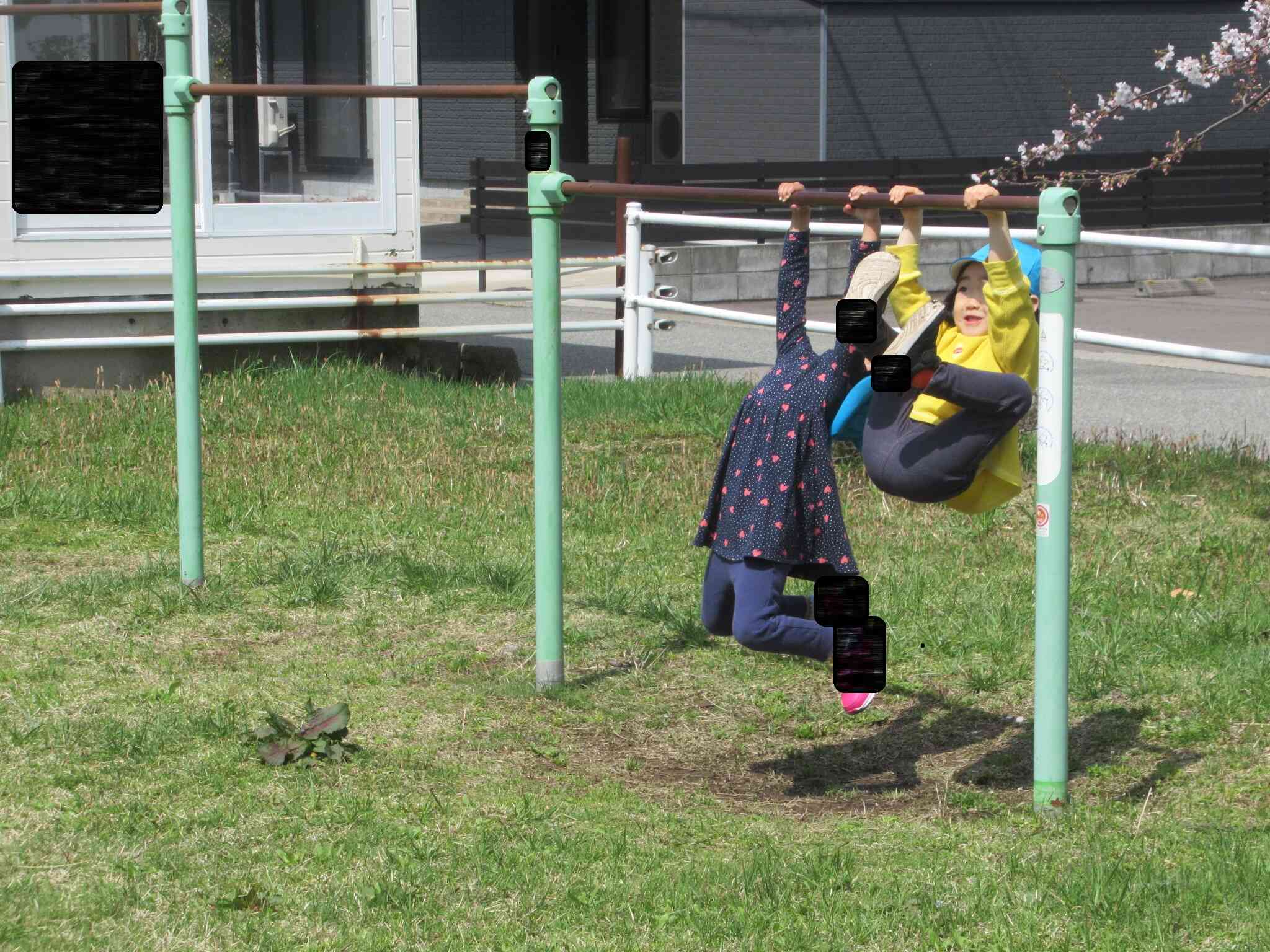 私たちも鉄棒をつかってたくさん体を動かしました