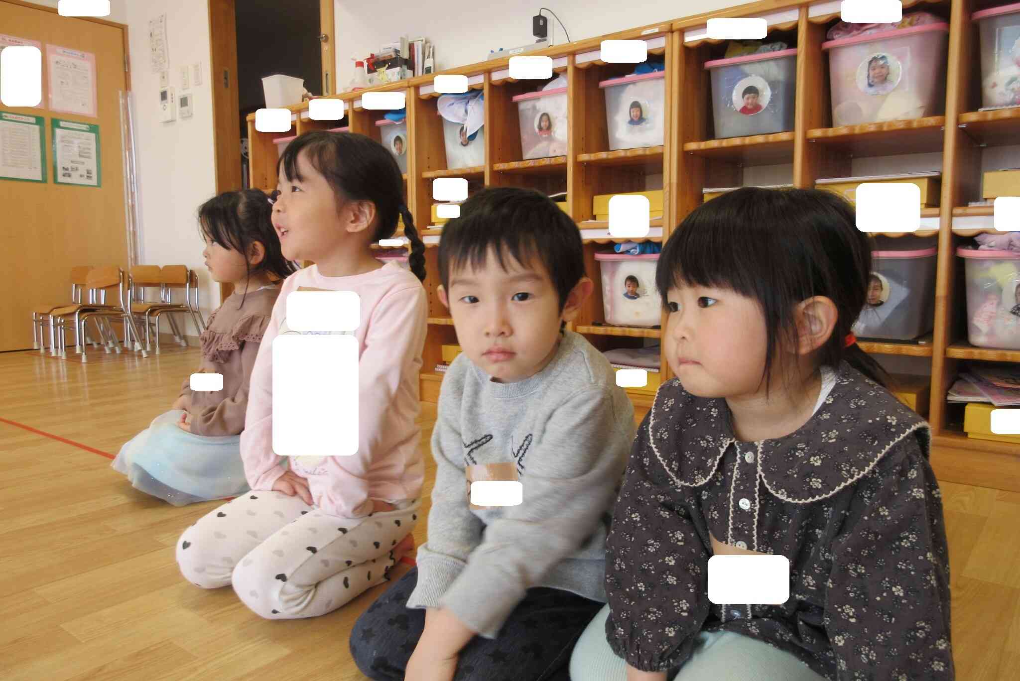英語の先生のお話を聞いています