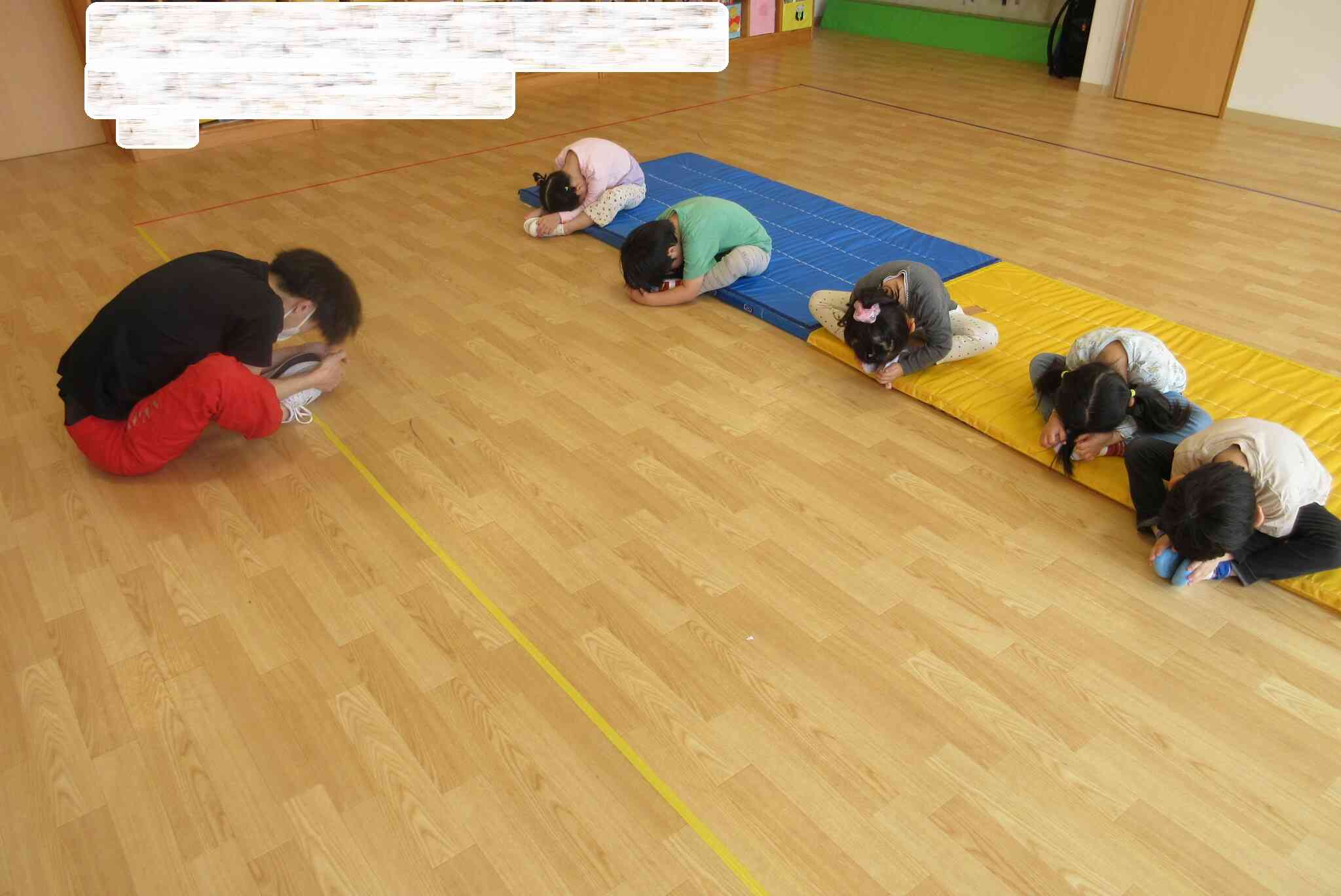 足と足をくっつけてそのまま前に倒れます