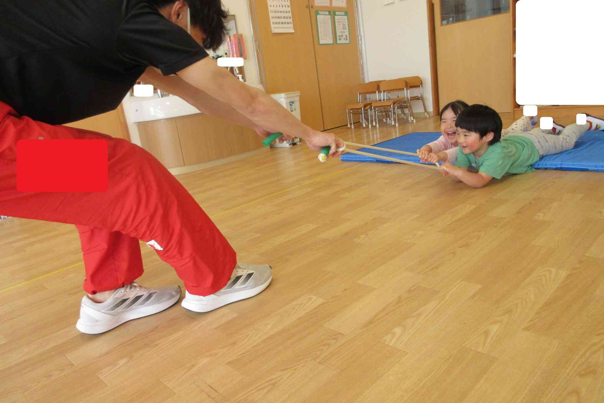 縄跳びにつかまって…気分はヒーローです