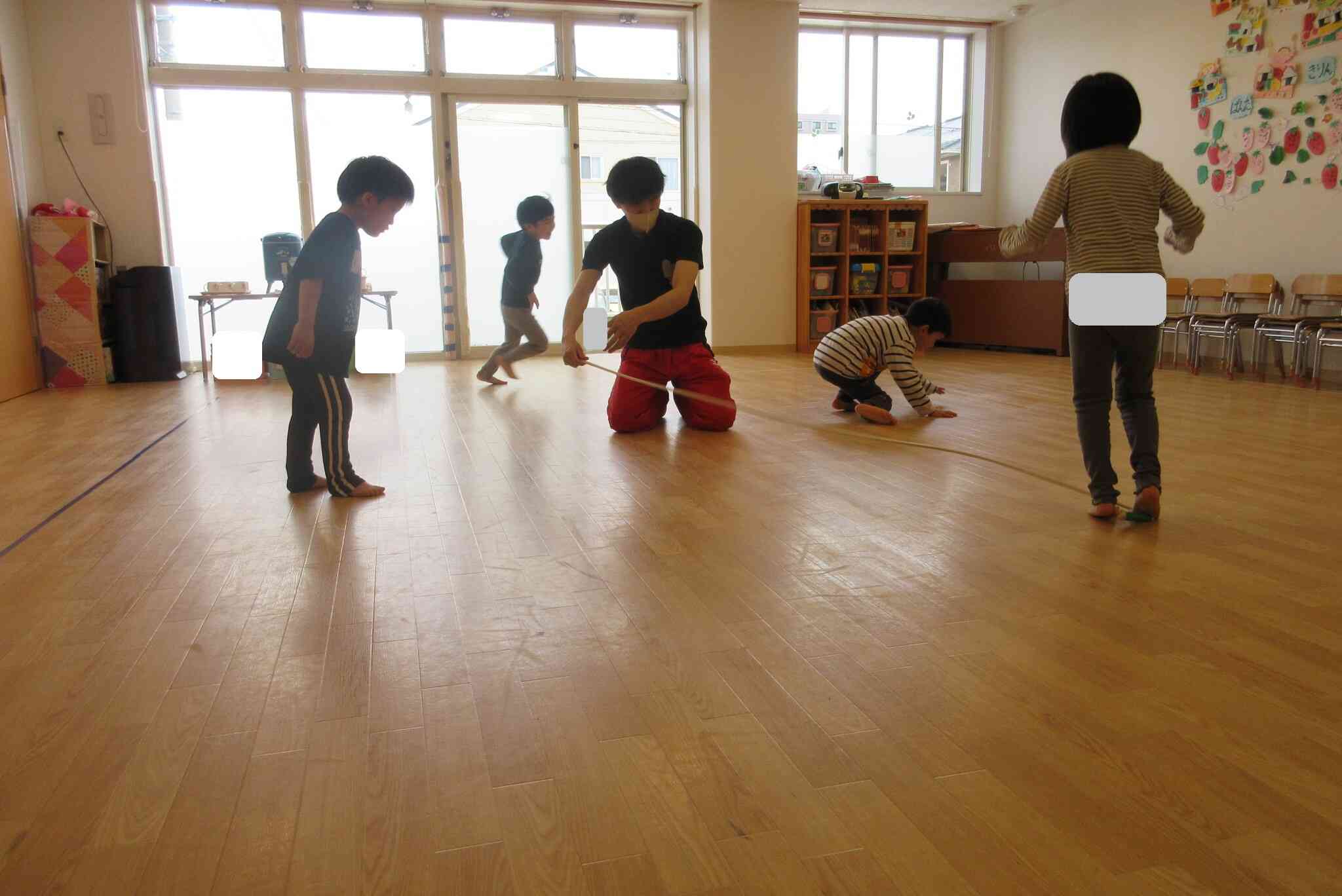 縄とびジャンプのゲームです…引っかからないように上手にジャンプできるかな？
