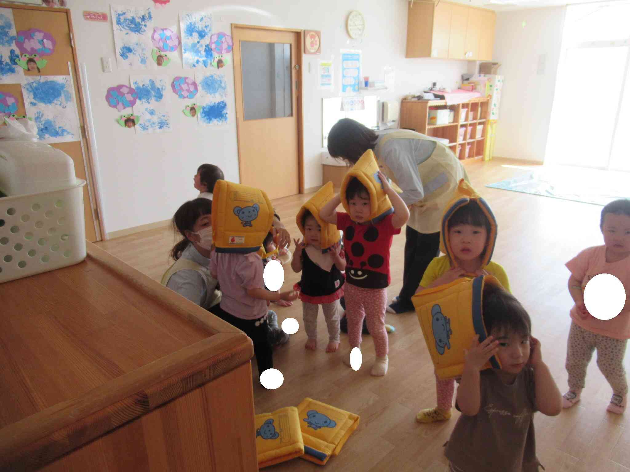 小さなお友達も防災頭巾をかぶって避難の準備です