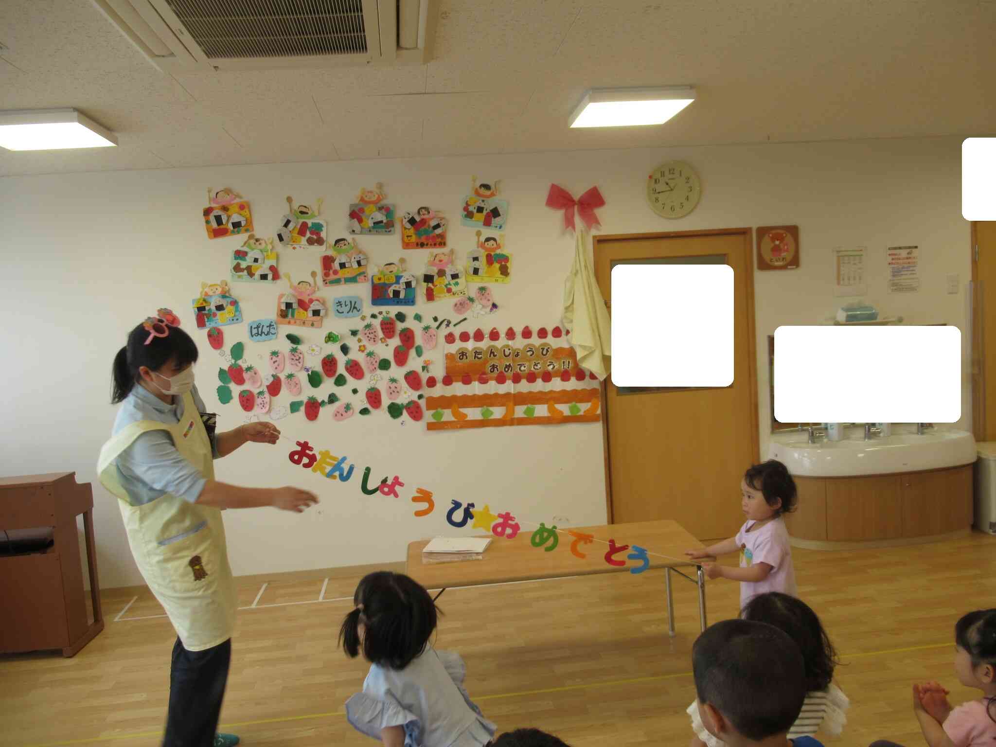 先生からのお楽しみお話会…お花の形の折り紙を袋に入れると「おたんじょうびおめでとう」の文字に変身しましたよ