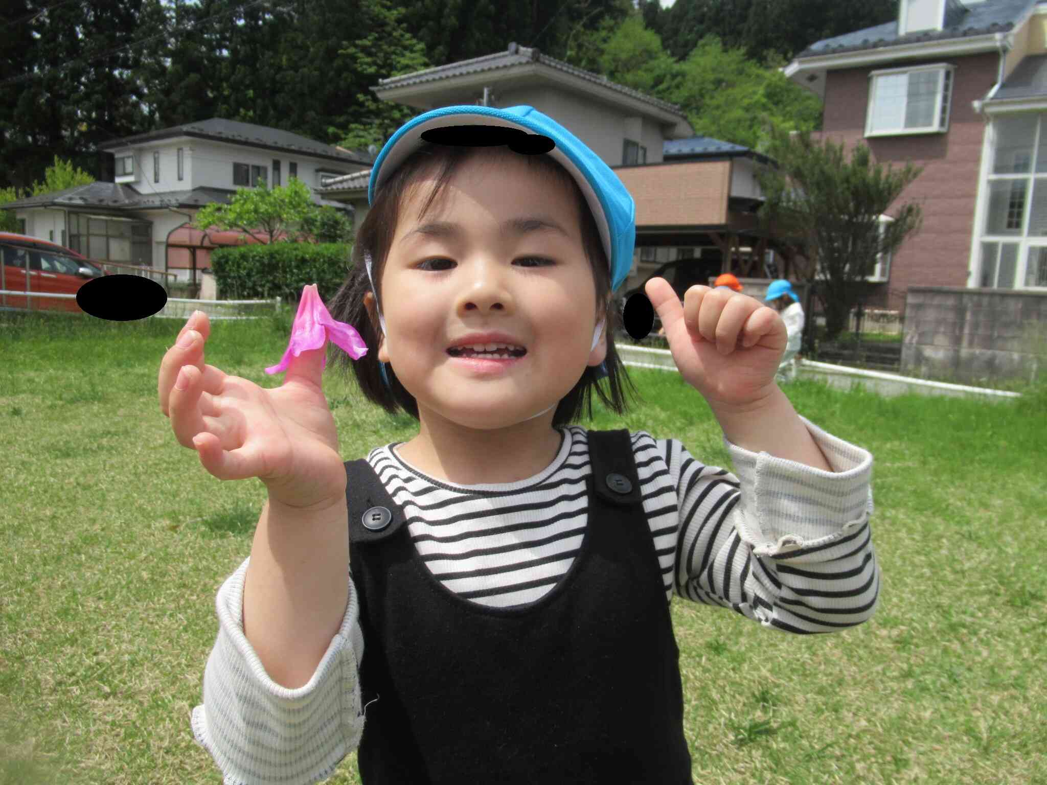 お父さん指にお花の帽子をかぶせてみたよ